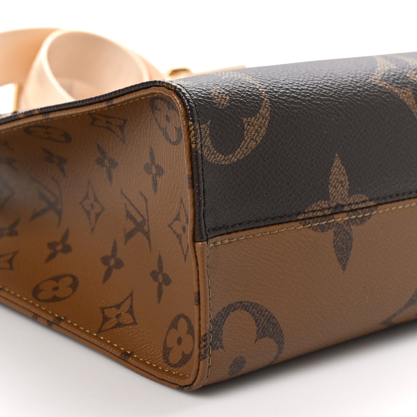 Reverse Monogram Giant Onthego PM
