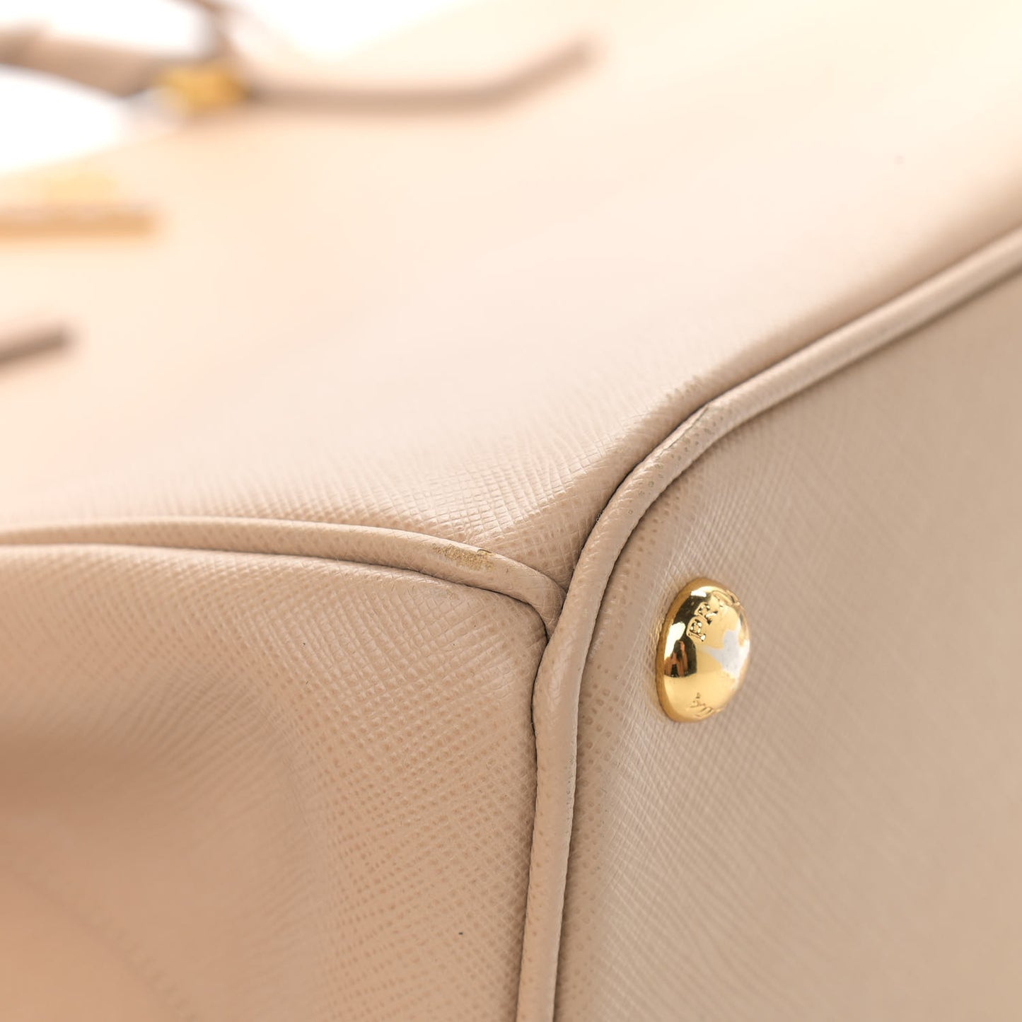 Saffiano Medium Galleria Double Zip Tote Sabbia