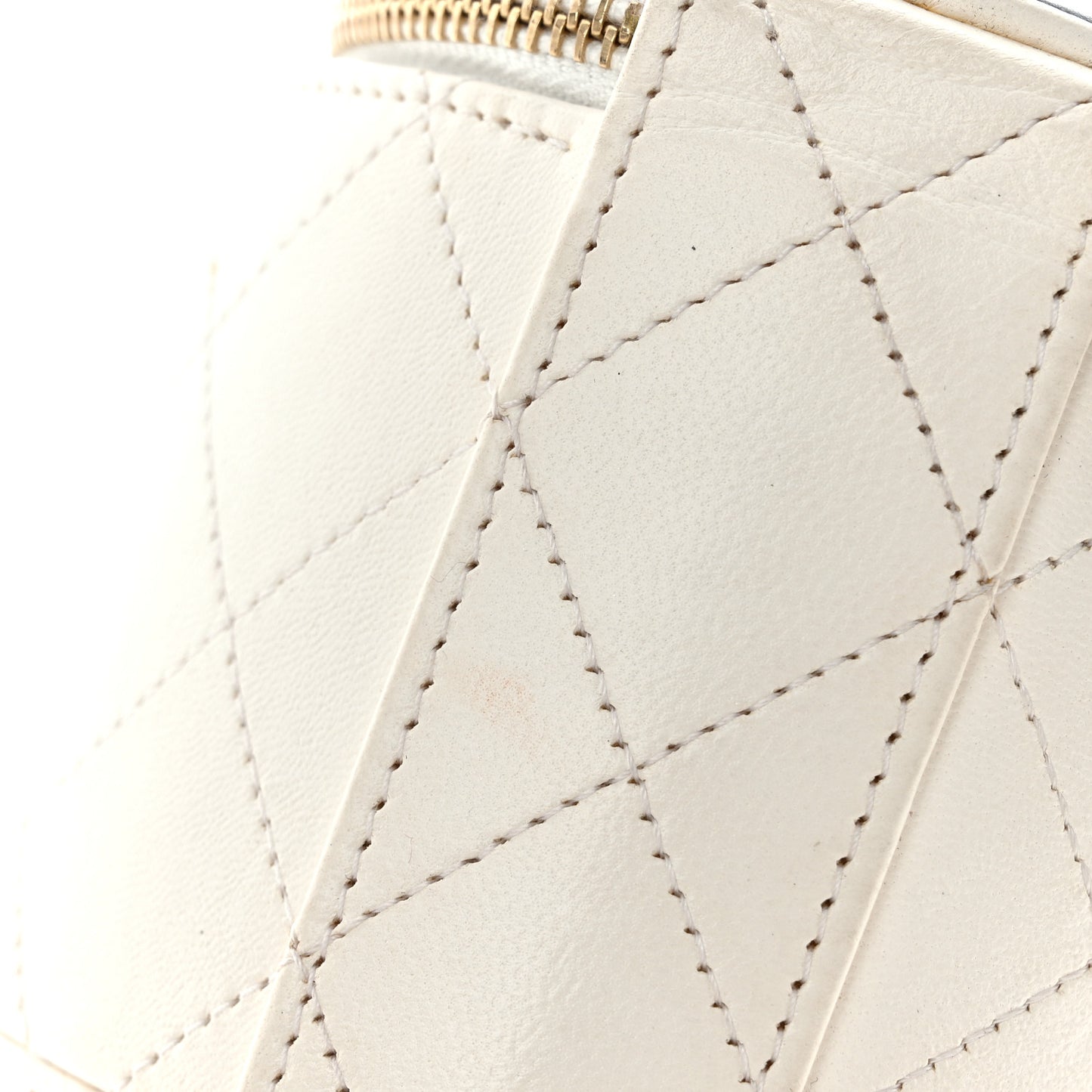 Lambskin Quilted Round Small Vanity Case With Chain White Black