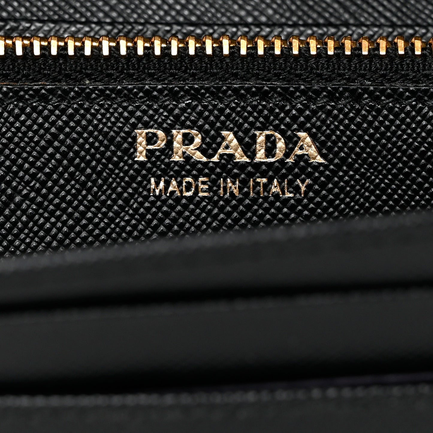 Saffiano Metal Oro Chain Wallet Black