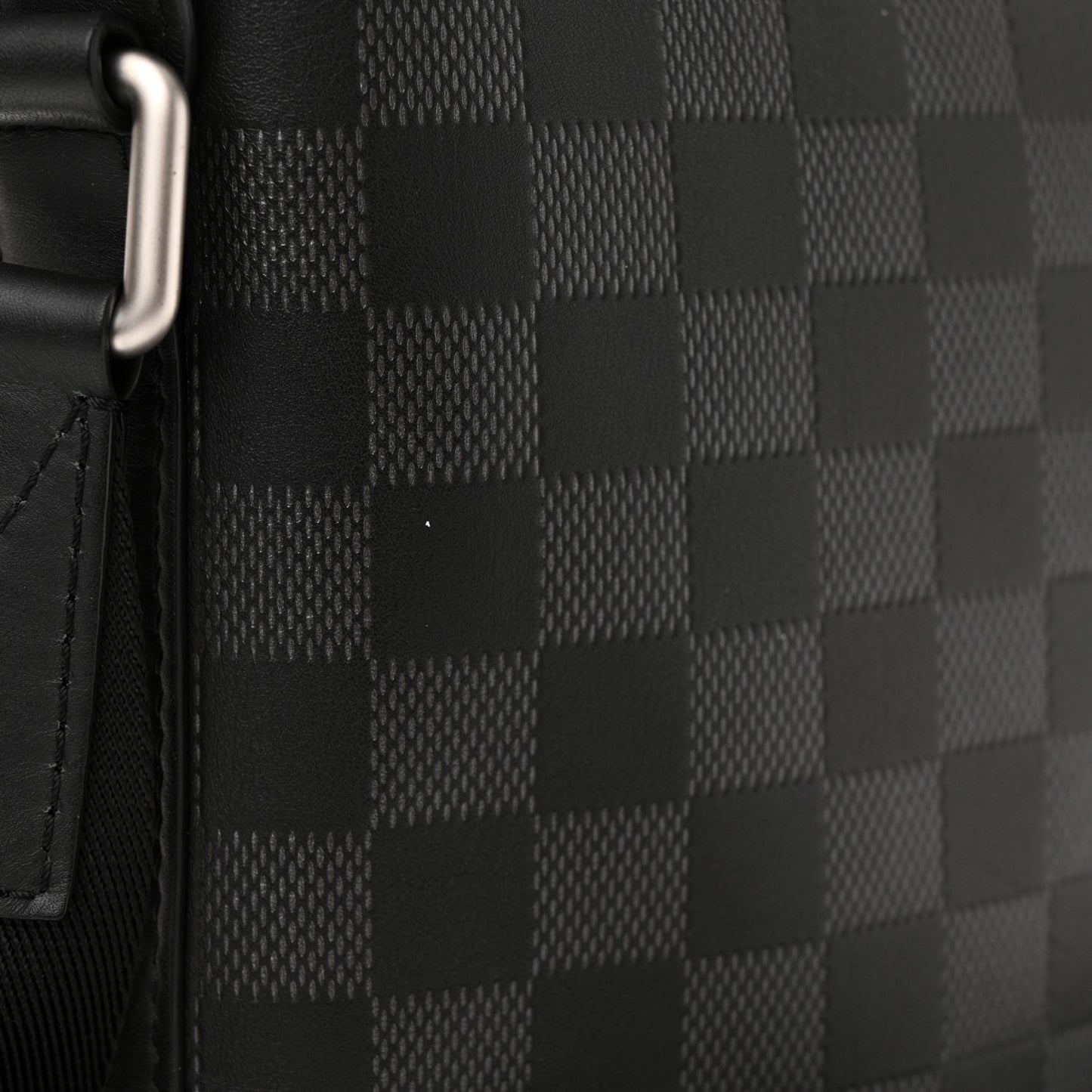 Damier Infini Discovery Messenger BB Onyx