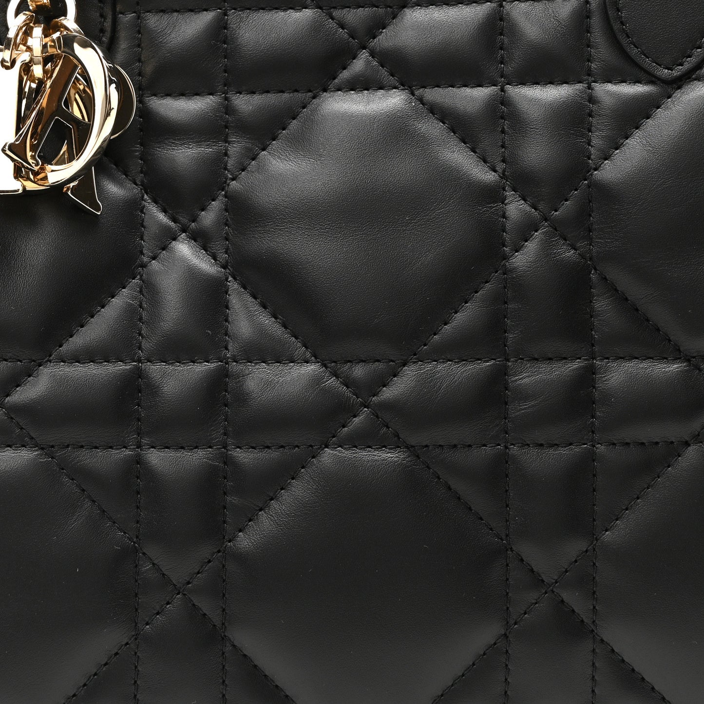 Calfskin Macrocannage Medium Toujours Black