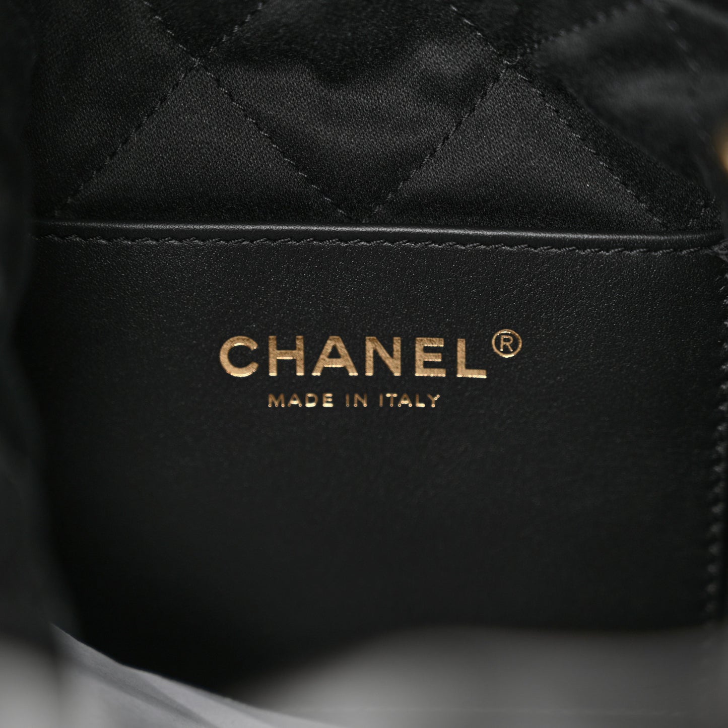 Shiny Calfskin Quilted Pearl CC Chain Mini Chanel 22 Black