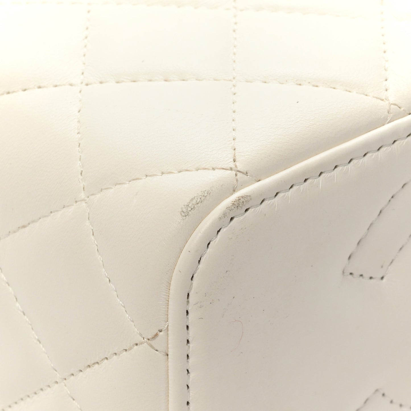 Lambskin Resin Quilted Vanity Case With Chain White