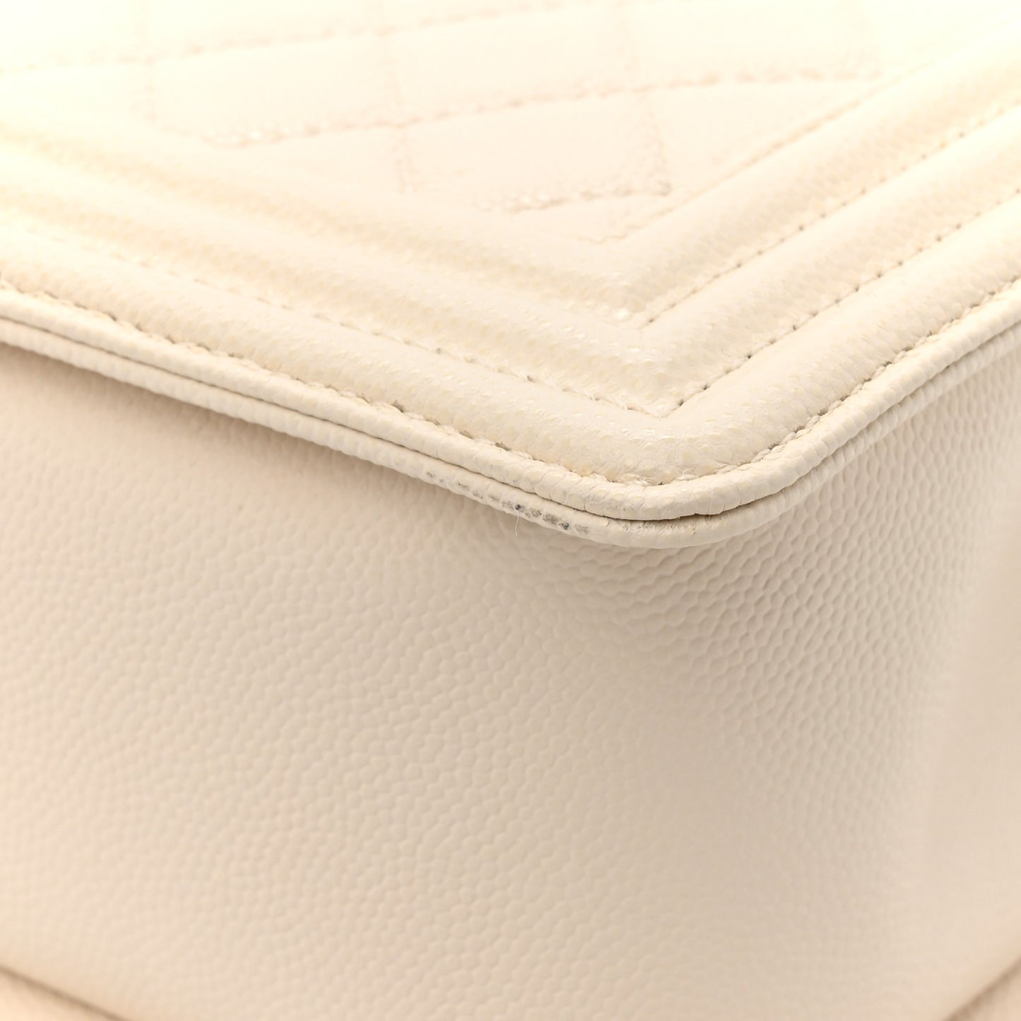 Caviar Quilted Medium Boy Flap Ivory