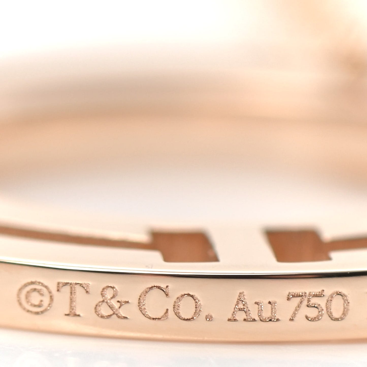 18K Rose Gold T Circle Pendant Necklace