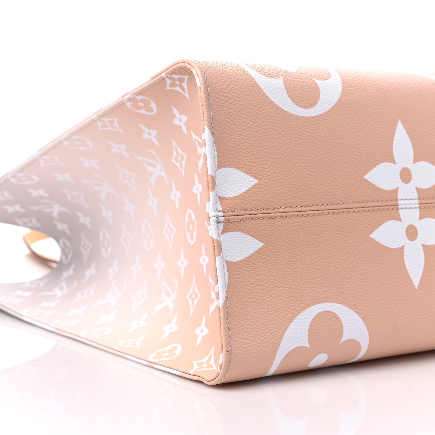 Louis Vuitton Monogram Giant By The Pool OnTheGo GM Brume 7 of 11