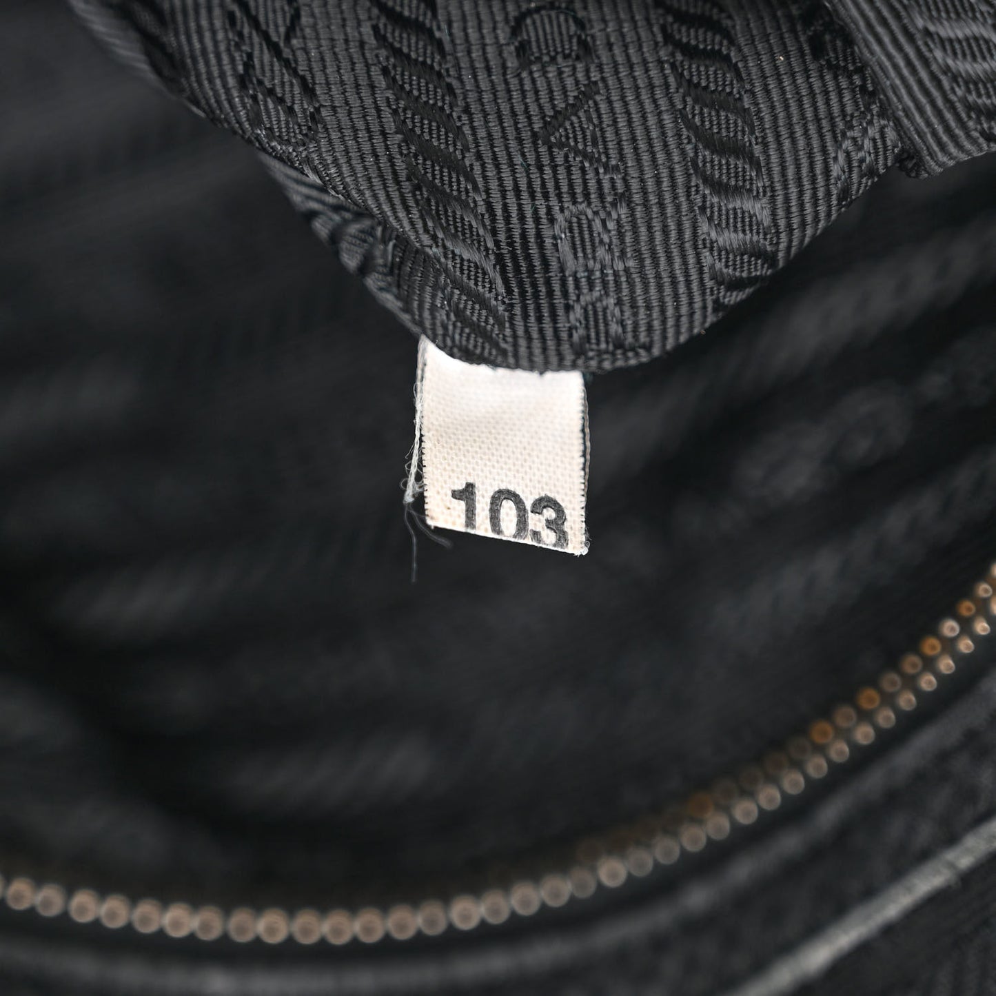 Vitello Daino Hobo Black