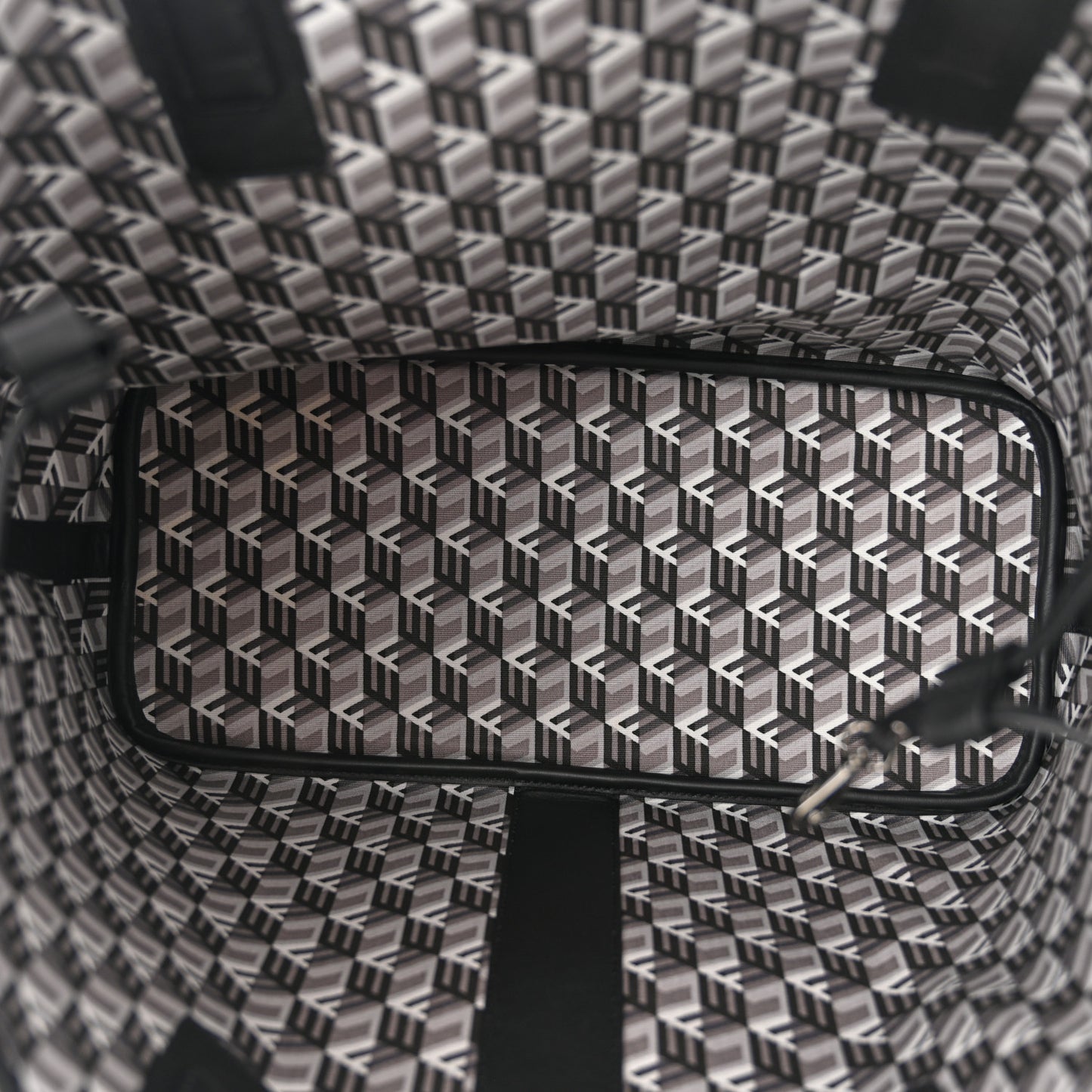 Visetos Medium Liz Reversible Shopper Tote Black