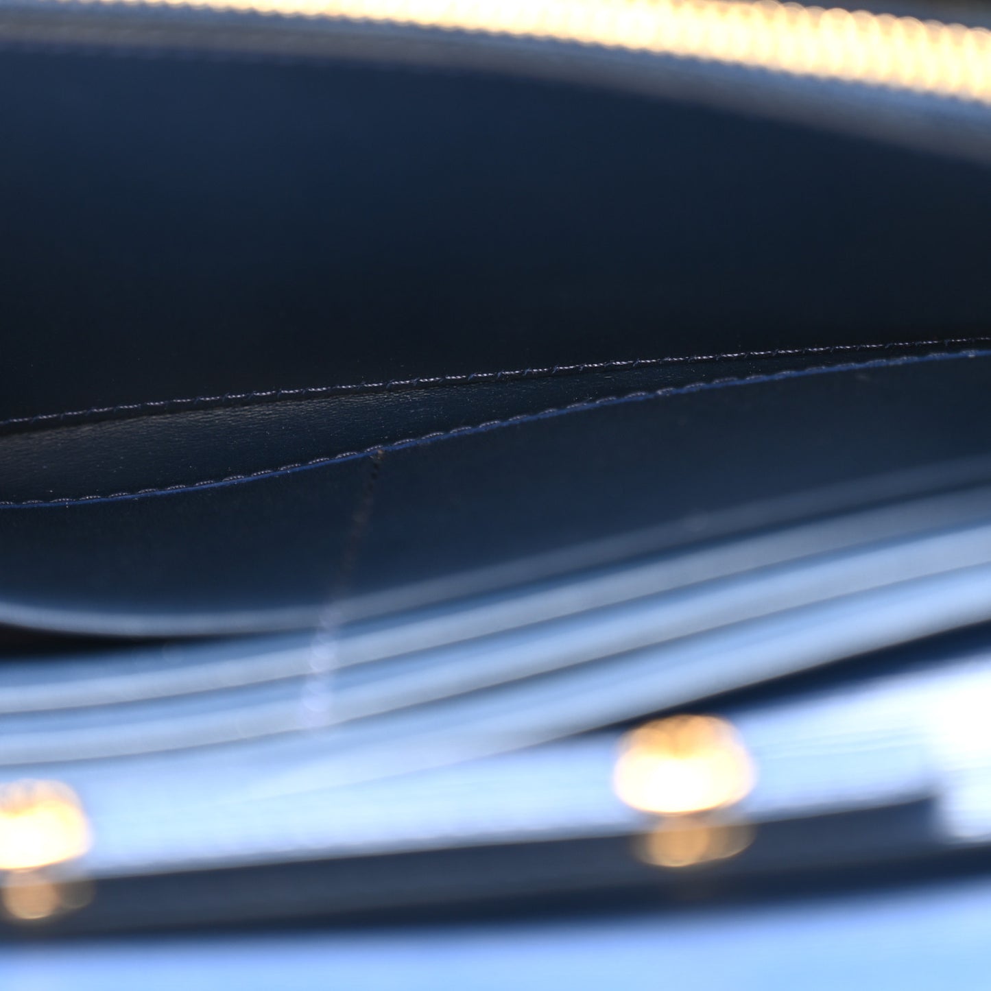 Vitello Move Metal Oro Chain Wallet Bluette