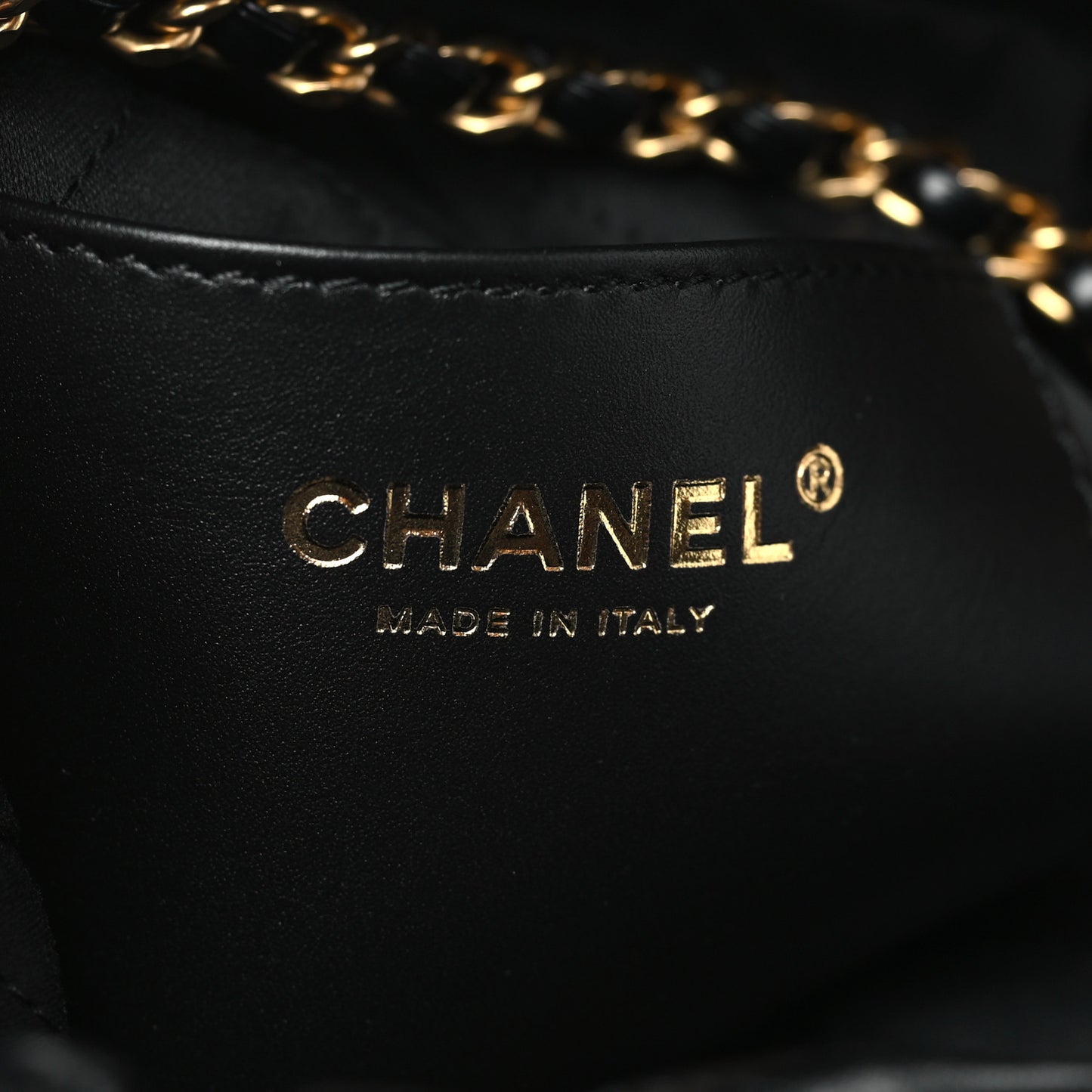 Shiny Calfskin Quilted Pearl CC Chain Mini Chanel 22 Black
