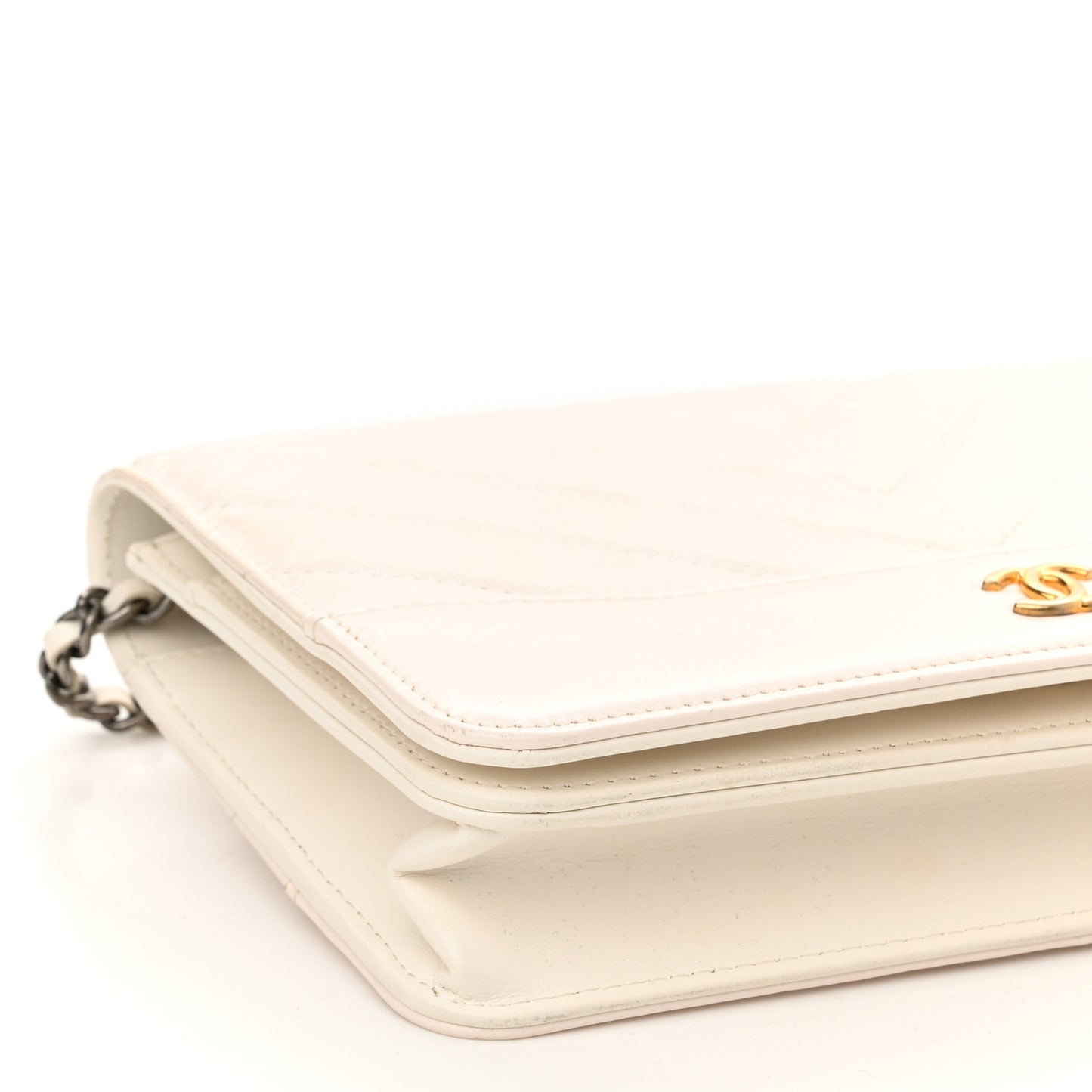 Aged Calfskin Chevron Quilted Gabrielle Wallet On Chain WOC White