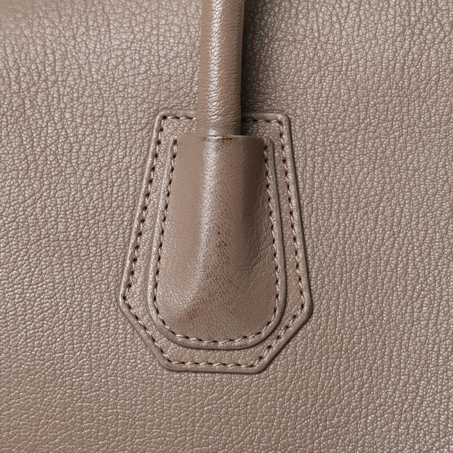 Sugar Goatskin Medium Antigona Sand