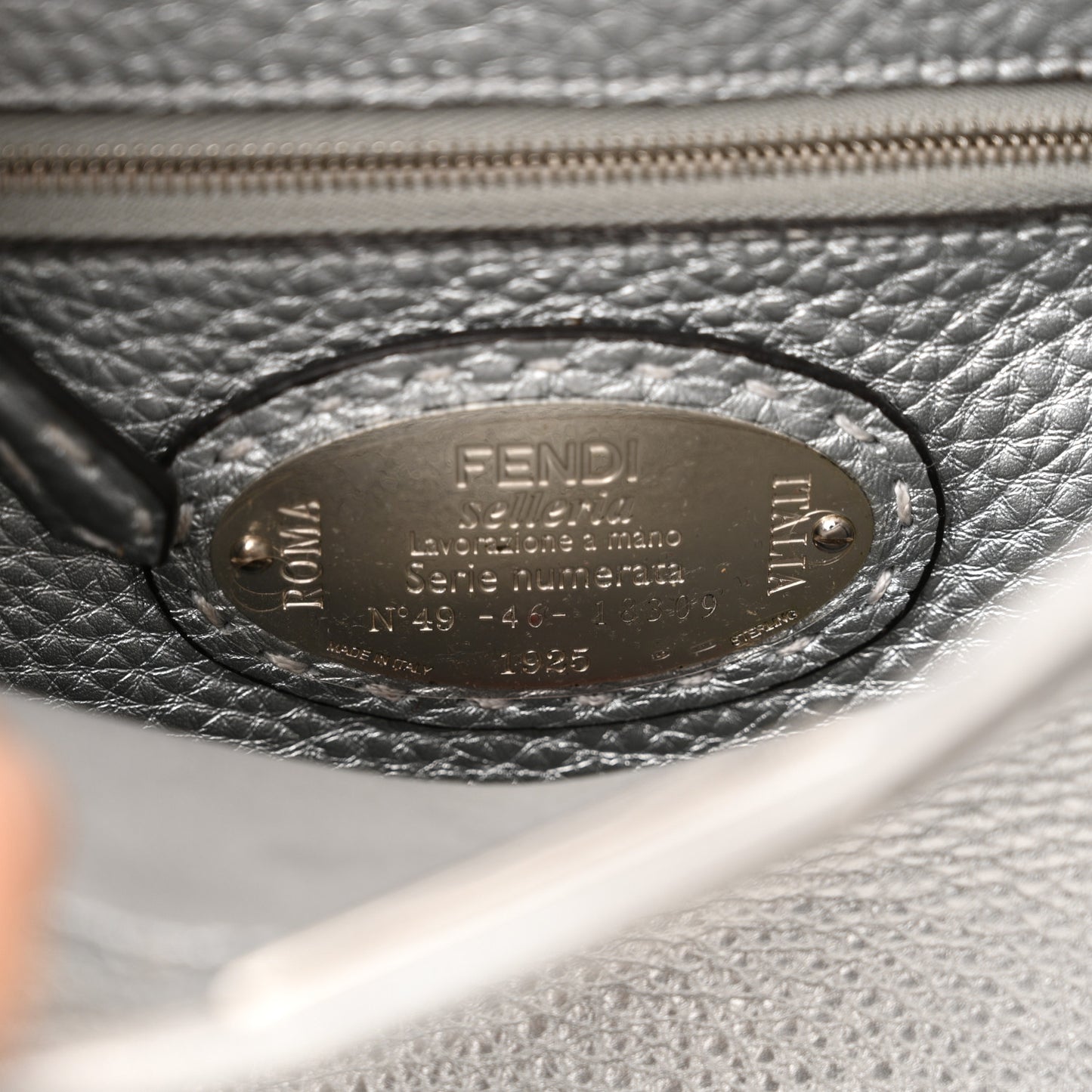 Cuoio Romano Lux Selleria Mini Peekaboo Iconic Satchel Argento