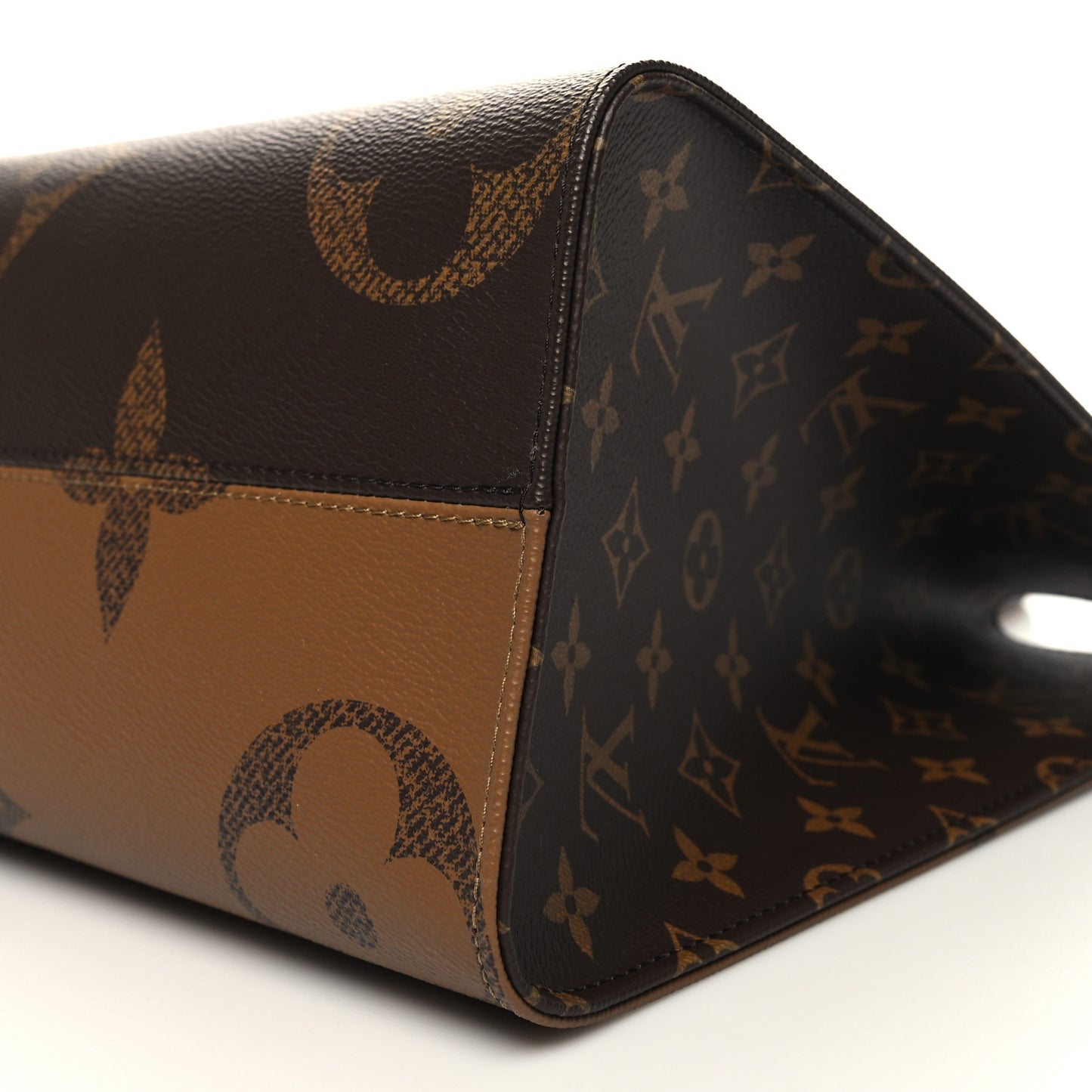 Reverse Monogram Giant Onthego MM