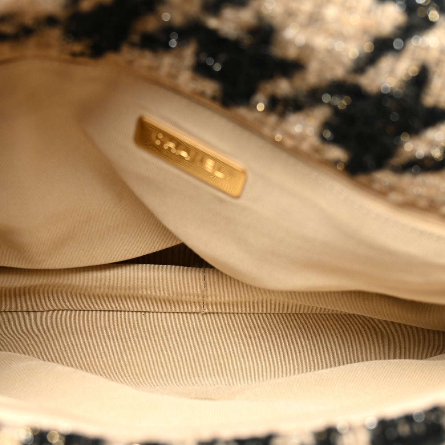 Tweed Maxi Chanel 19 Flap Black Beige