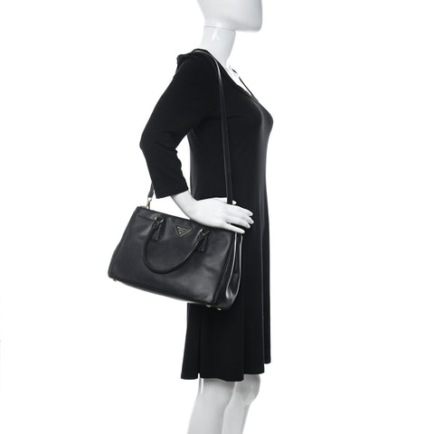 Saffiano Medium Galleria Double Zip Tote Black