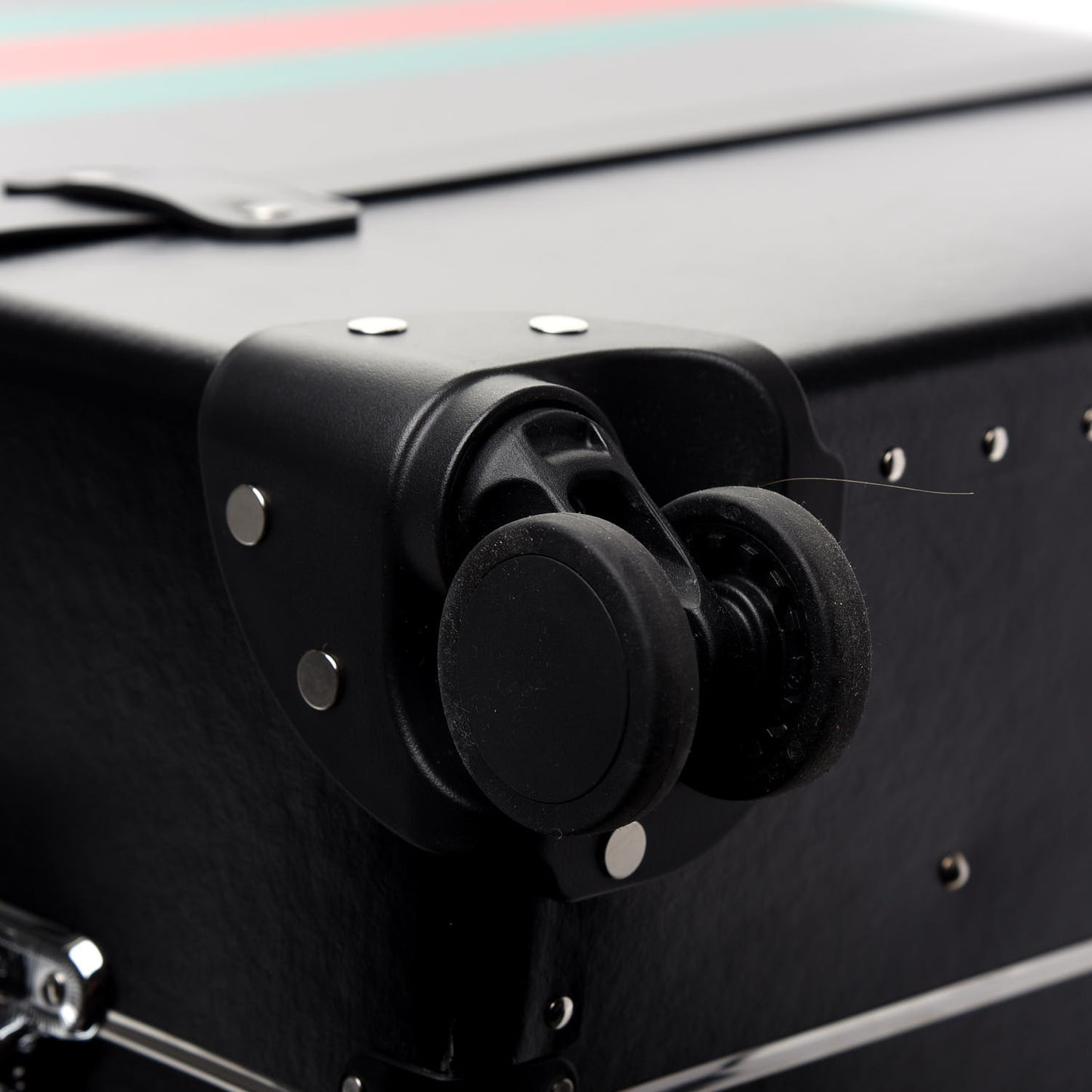 Calfskin Web Medium Globe-Trotter Suitcase Black