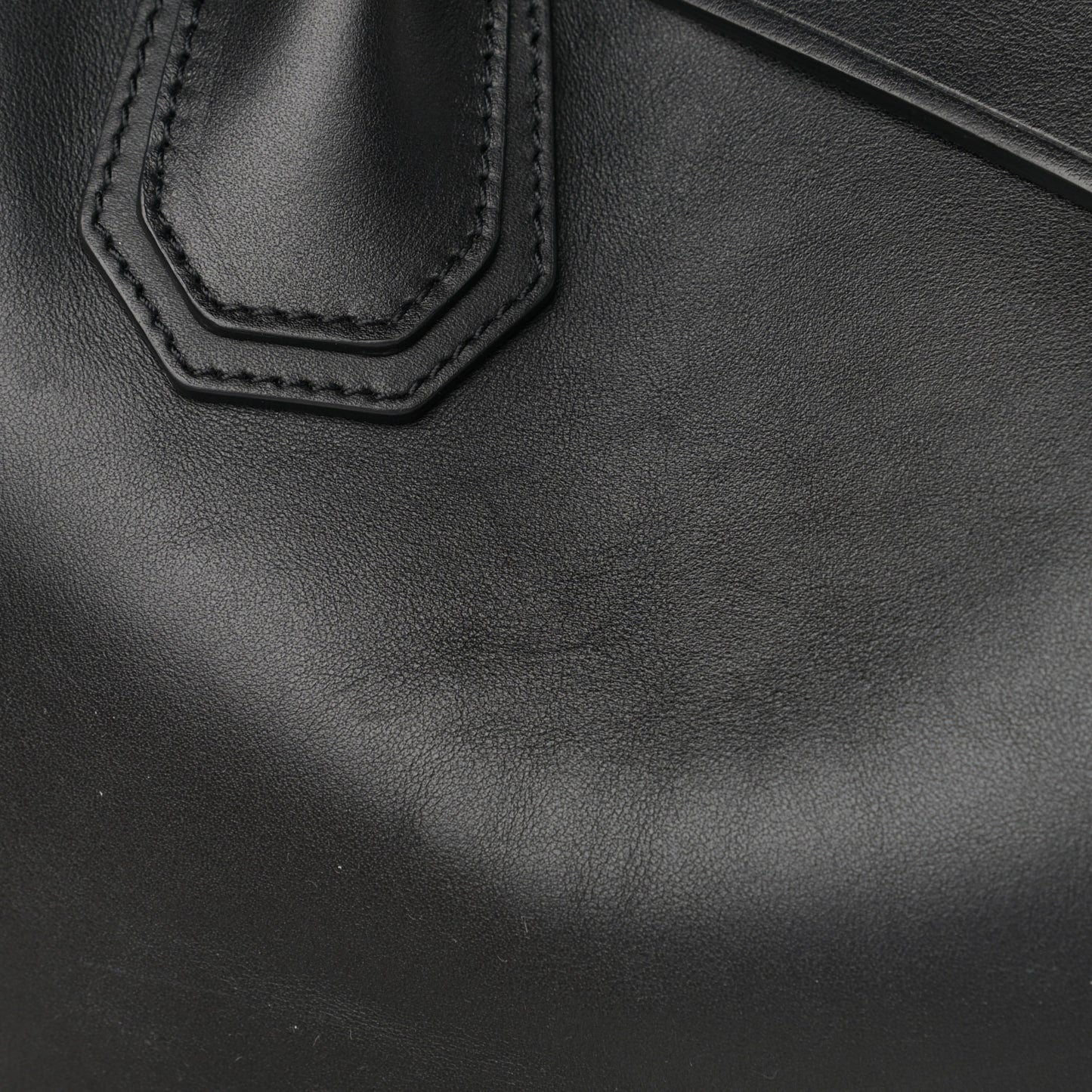 Smooth Calfskin Medium Soft Antigona Black
