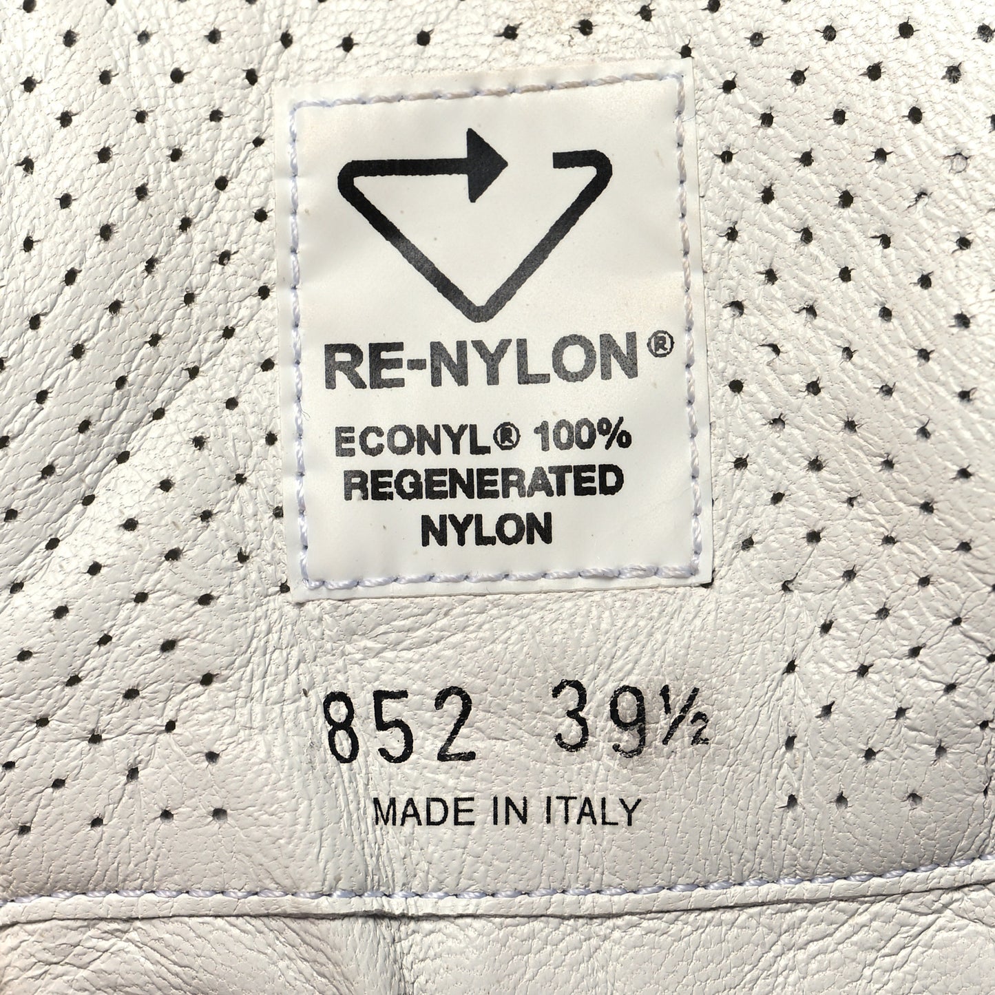 Re-Nylon Piuma Metal Triangle Logo Quilted 45mm Sneakers 39.5 Fiordaliso