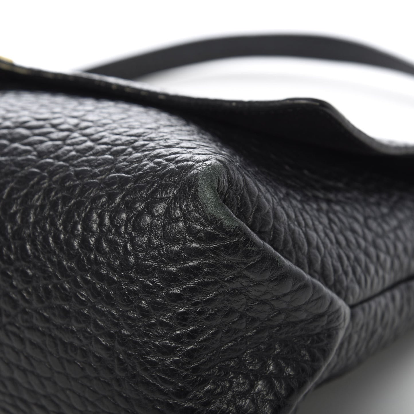 Signature Grain Large Mildenhall Shoulder Bag Black