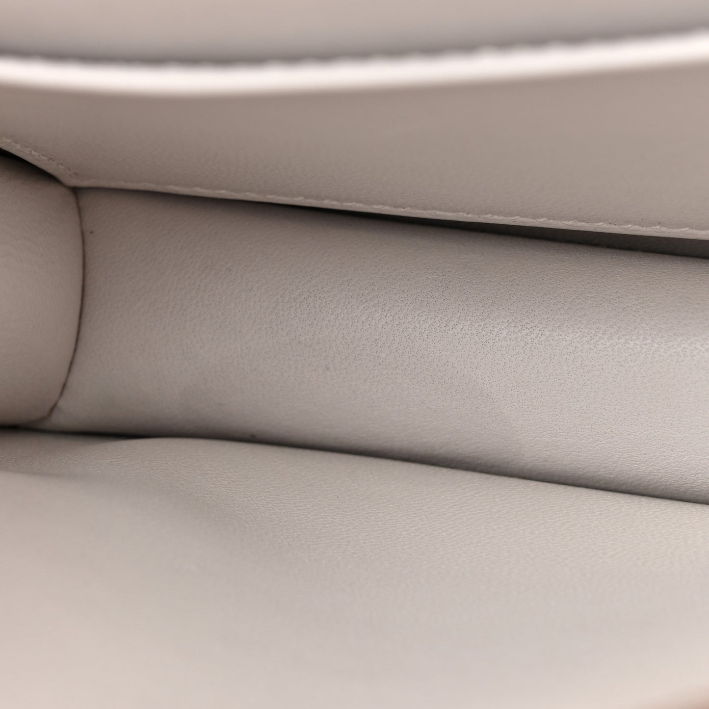 Epsom Constance 18 Gris Pale
