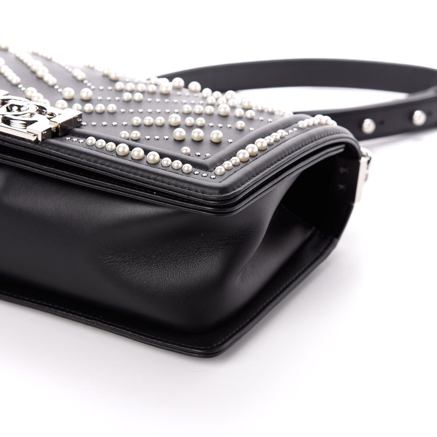 Calfskin Pearl Chevron Medium Boy Flap Black