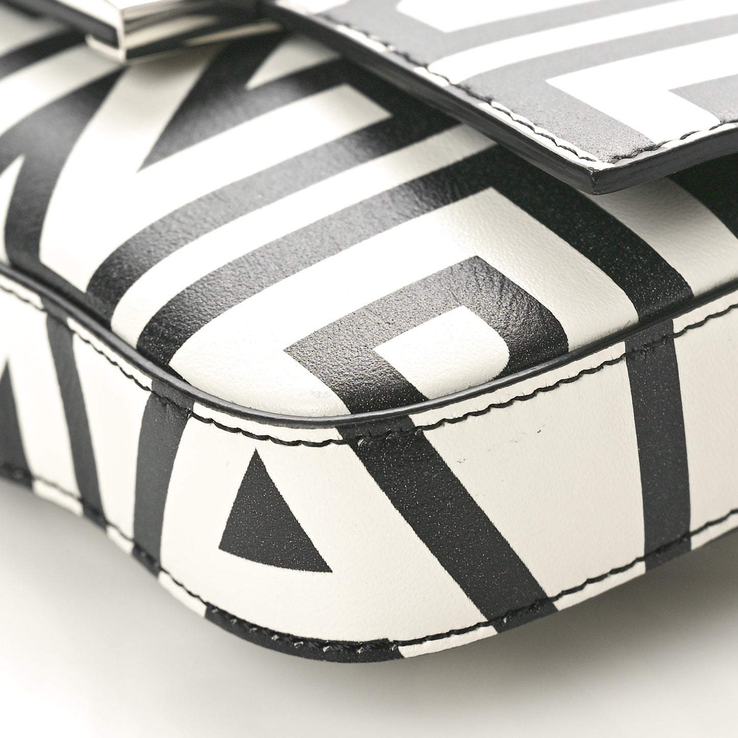 X MARC JACOBS Nappa Vitello King Logo Print Phone Baguette White Black