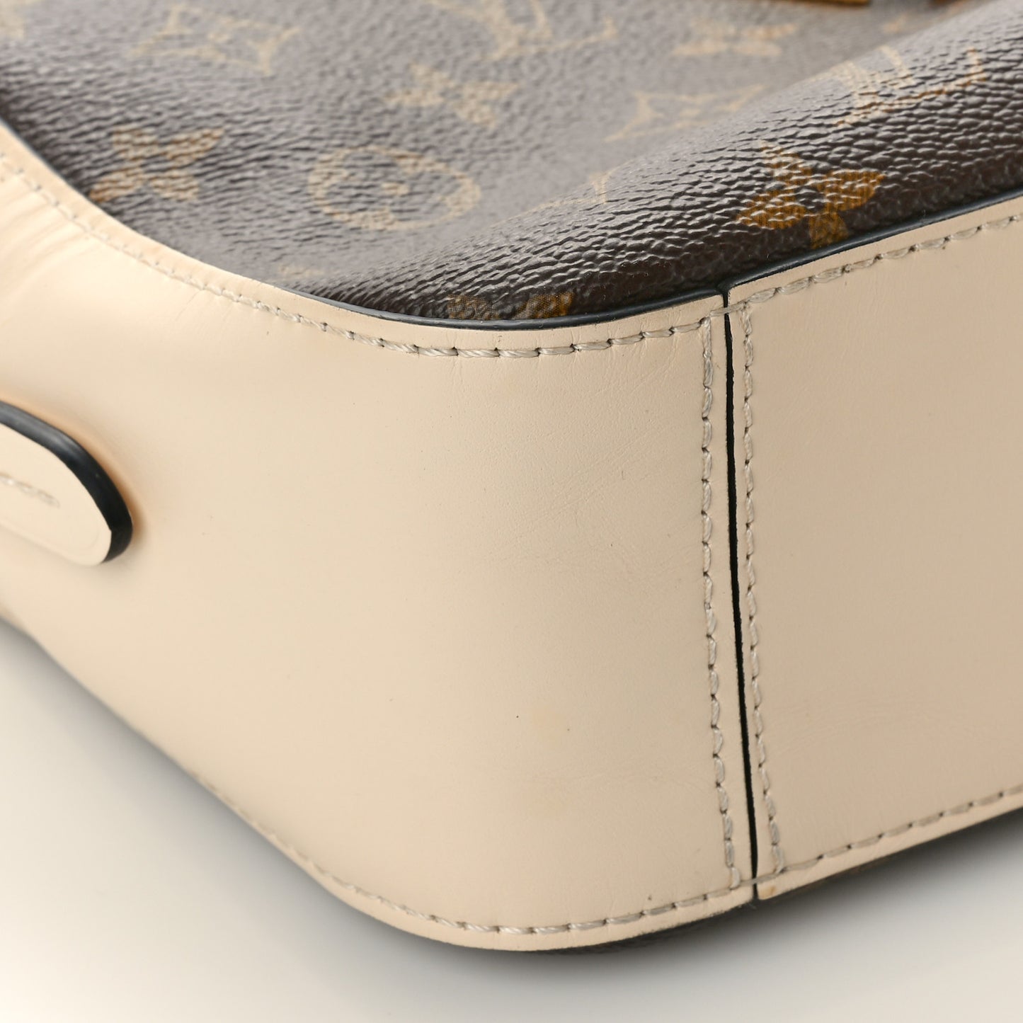 Monogram Saintonge Creme