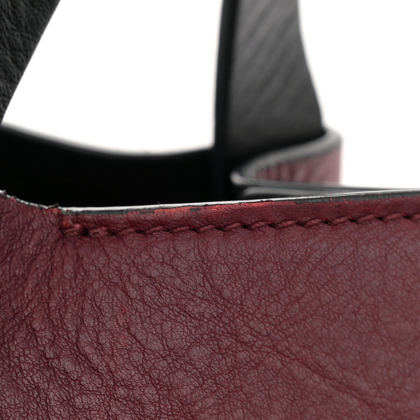 Grainy Calfskin Medium VLogo Escape Shopper Rubin