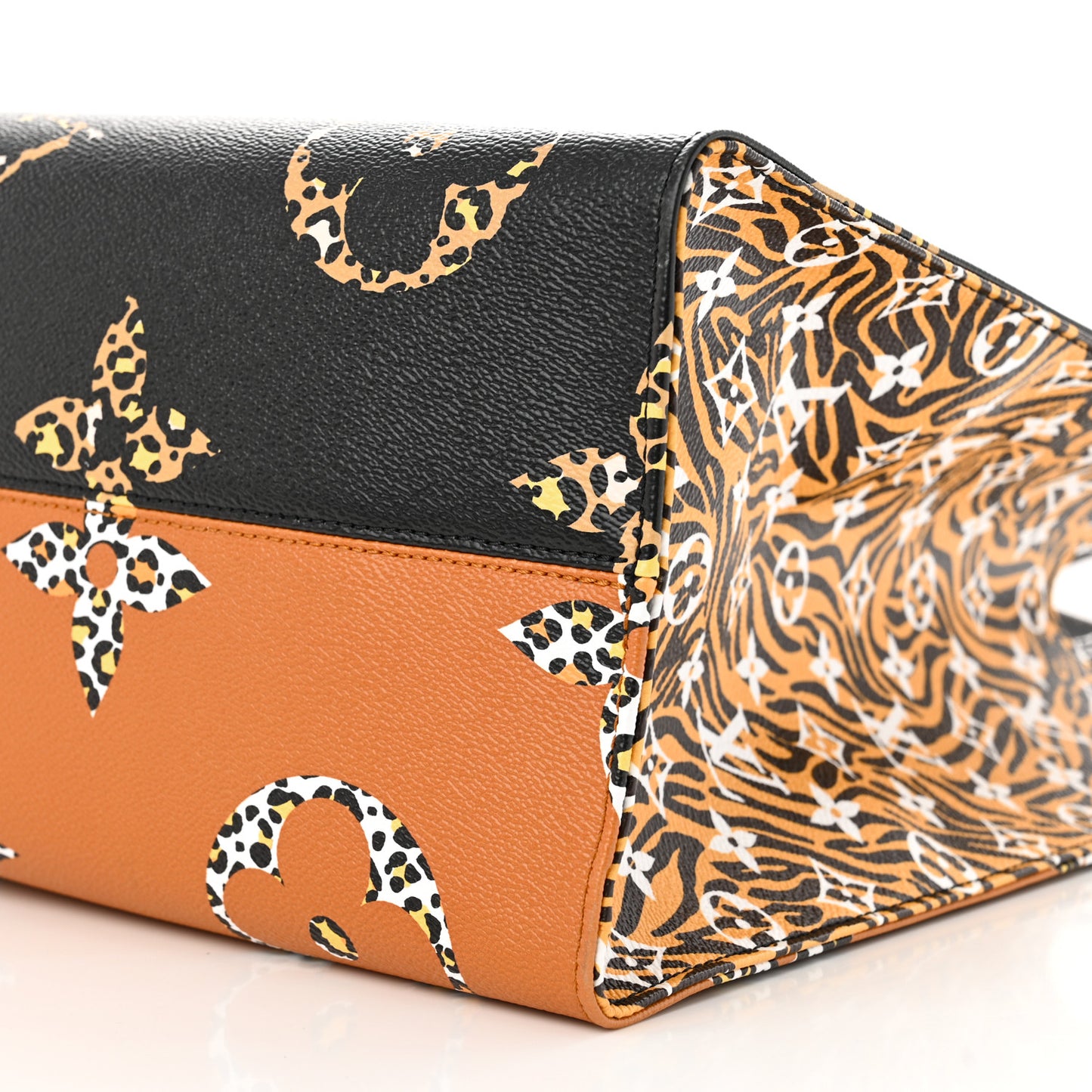 Monogram Giant Jungle Onthego GM Black