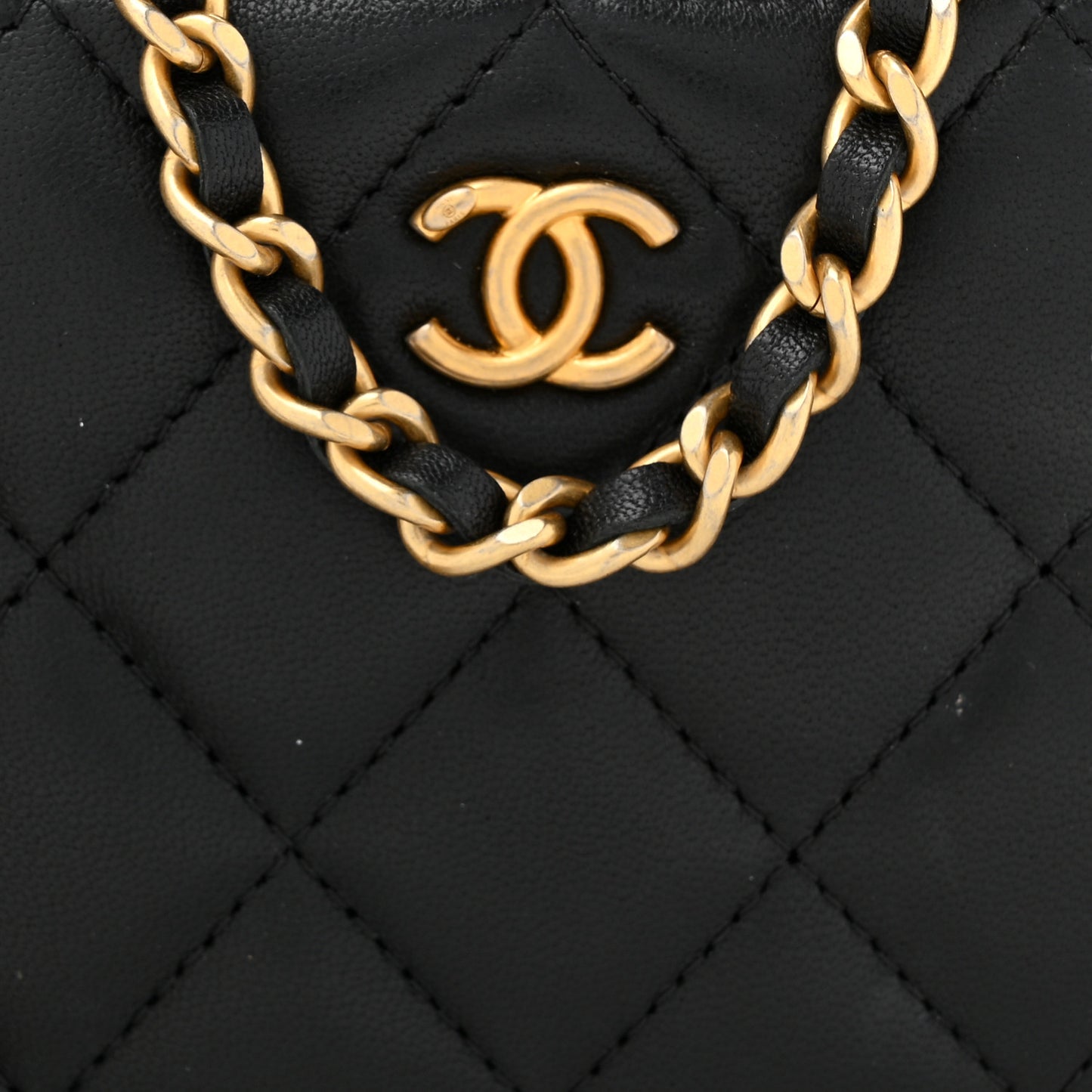 Lambskin Quilted Pearl Crush Small Vanity Case With Chain Black