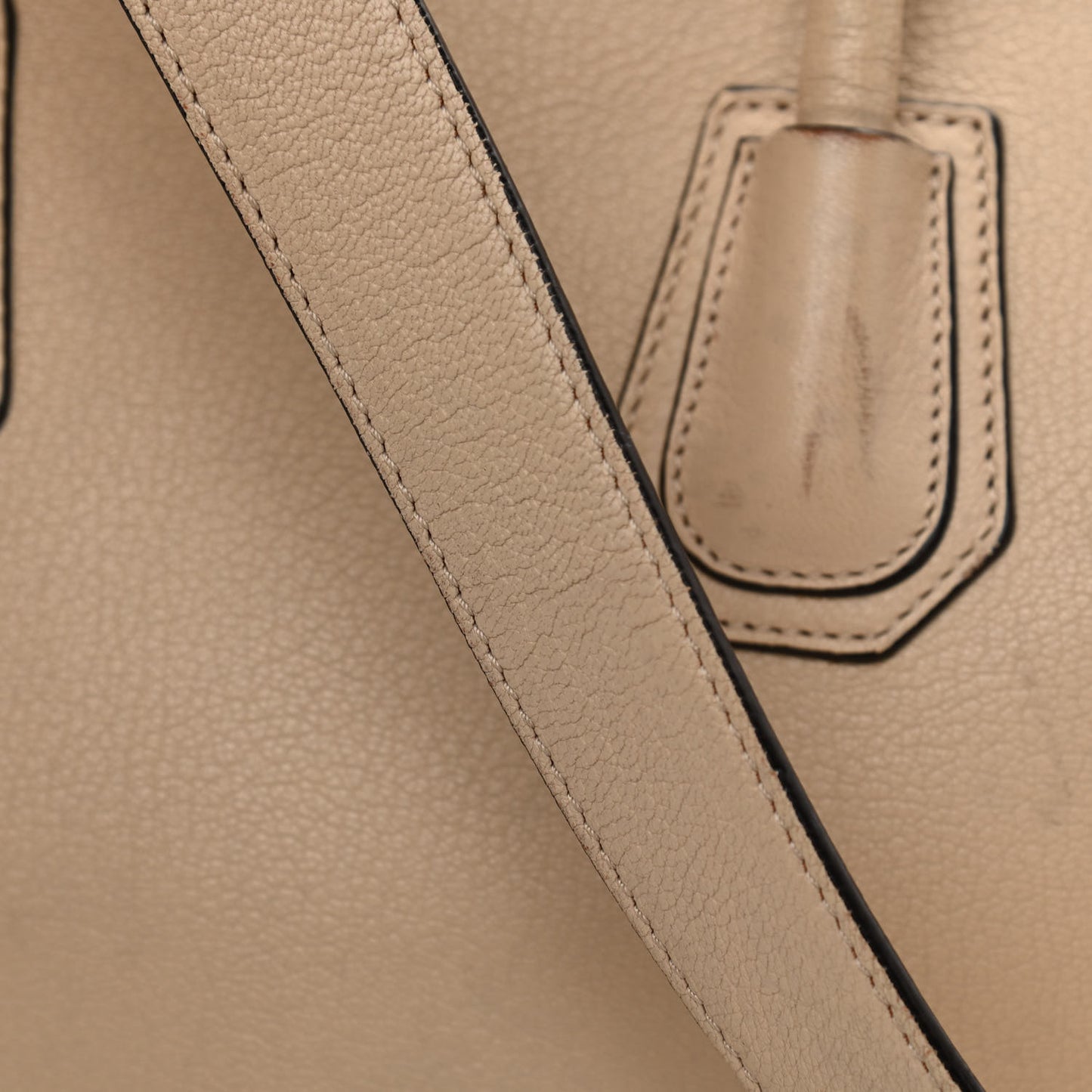 Sugar Goatskin Medium Antigona Nude