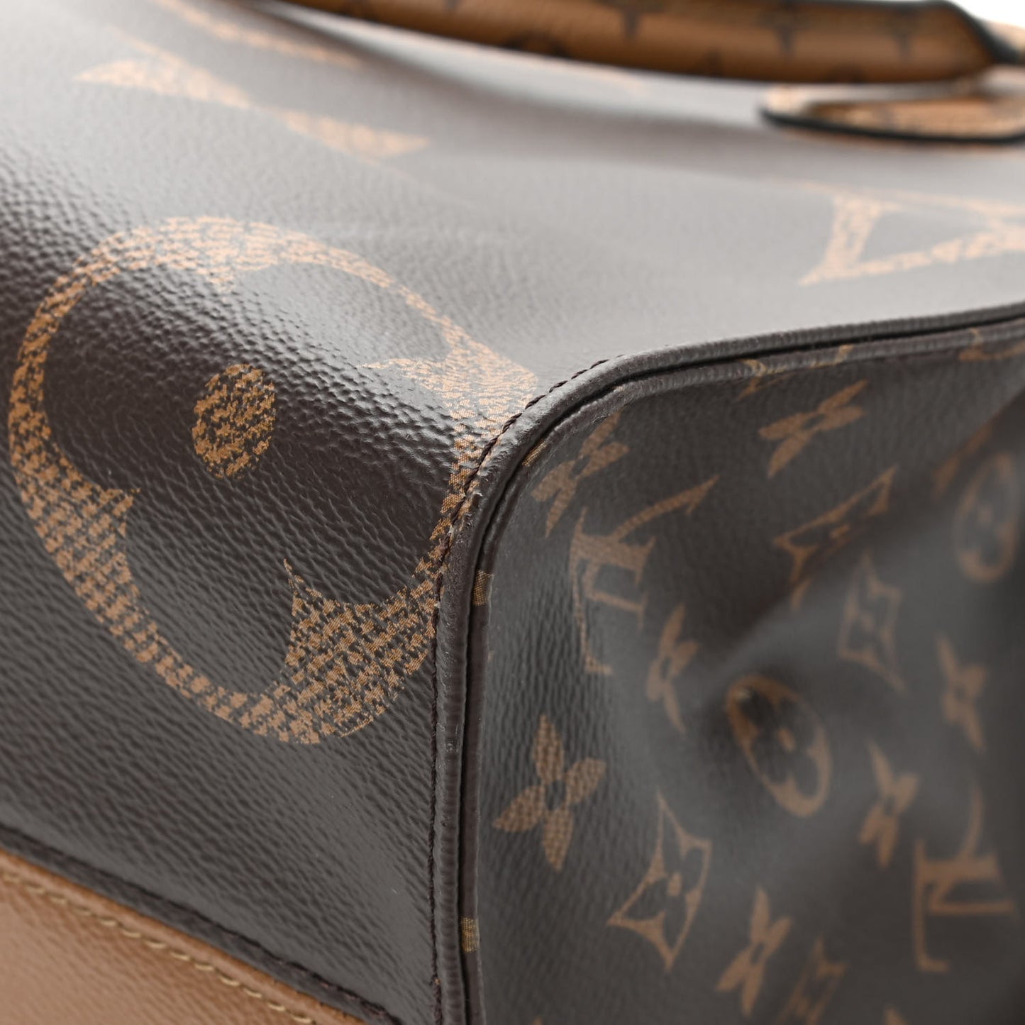Reverse Monogram Giant Onthego MM