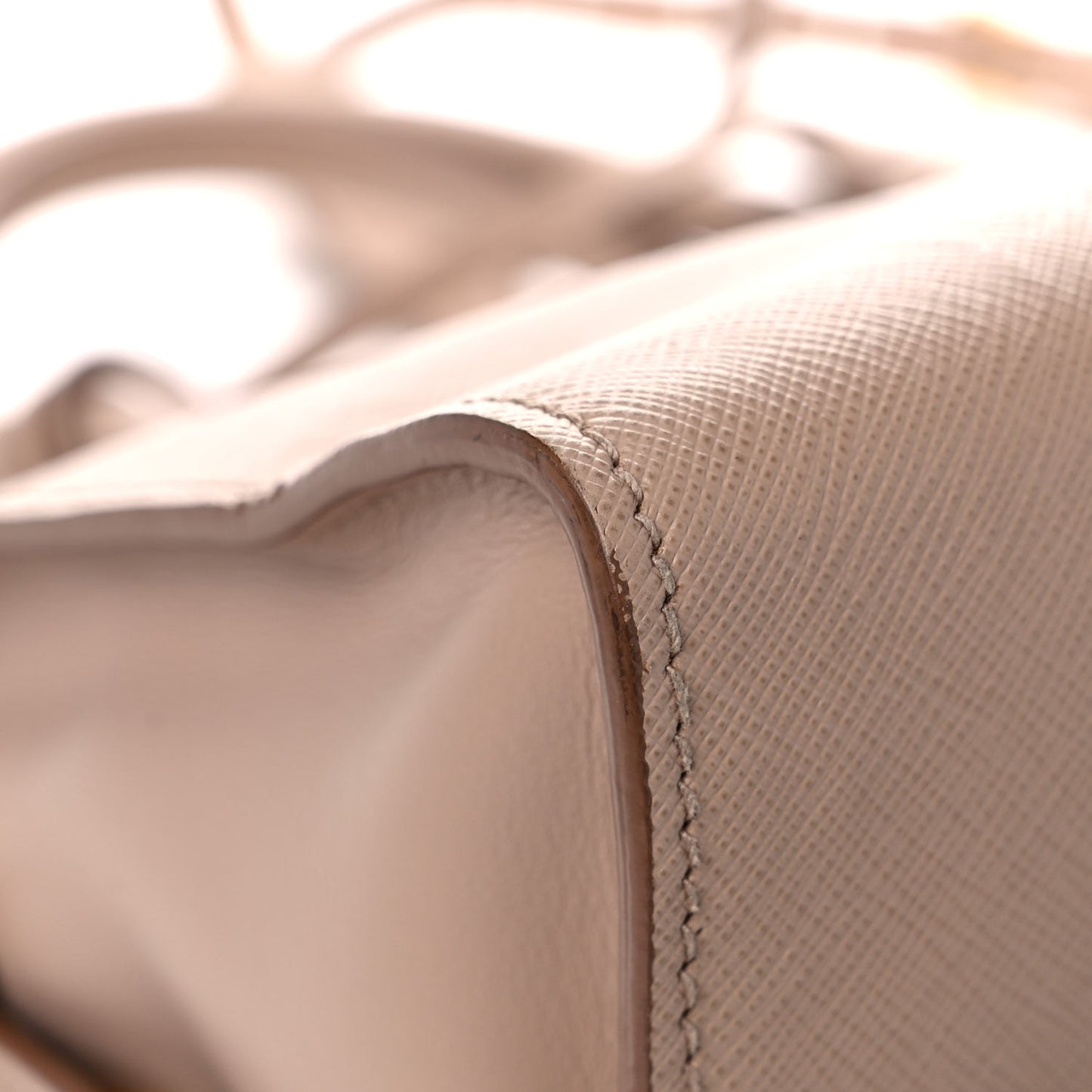 Saffiano City Calfskin Medium Esplanade Cammeo