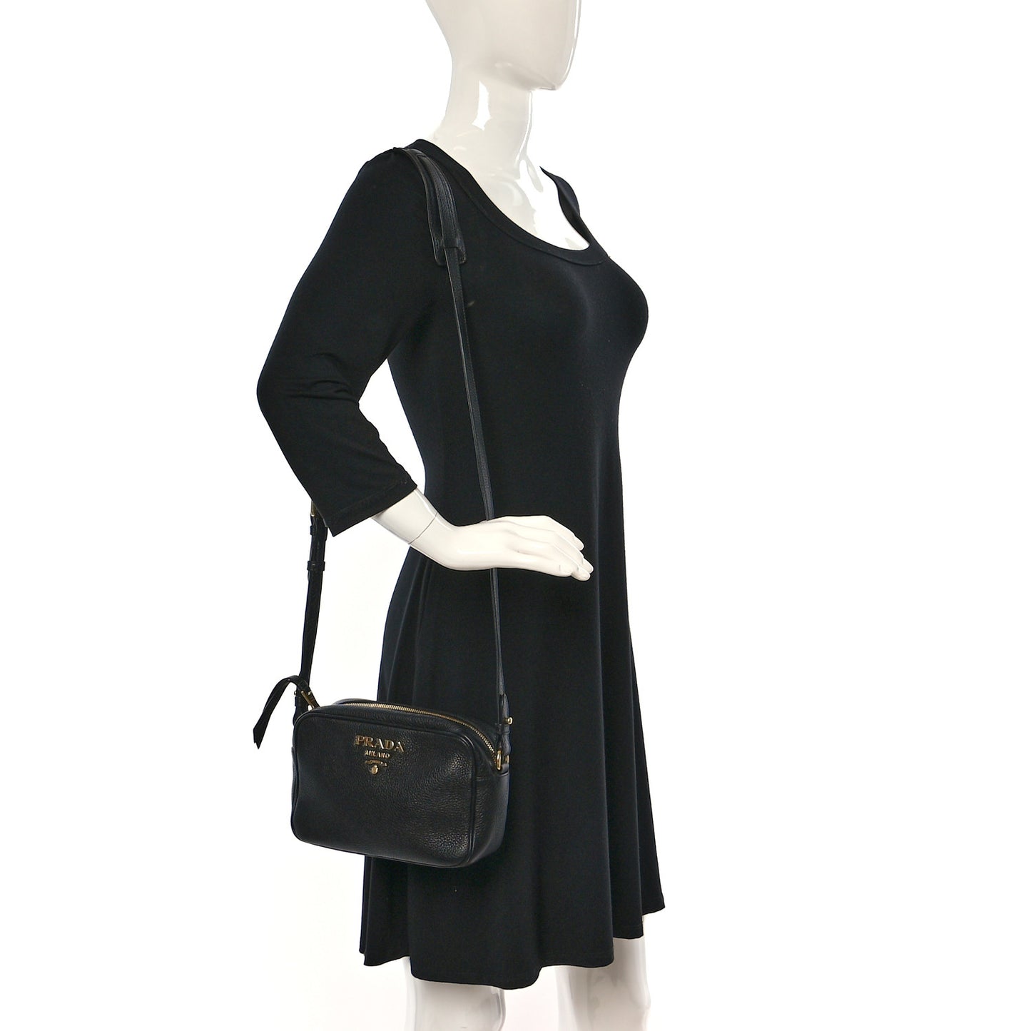 Vitello Daino Camera Crossbody Black