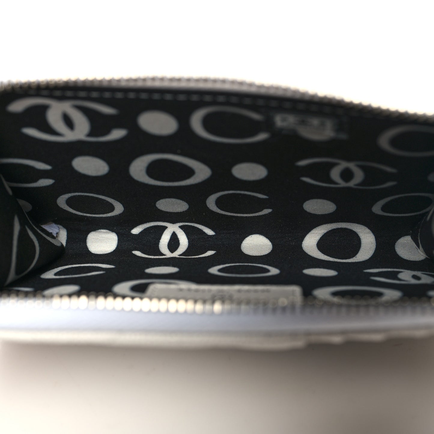 Caviar Quilted CC Logo Zip Around Card Holder White