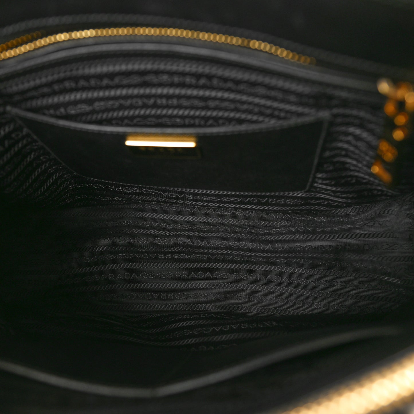 Saffiano Medium Galleria Double Zip Tote Black