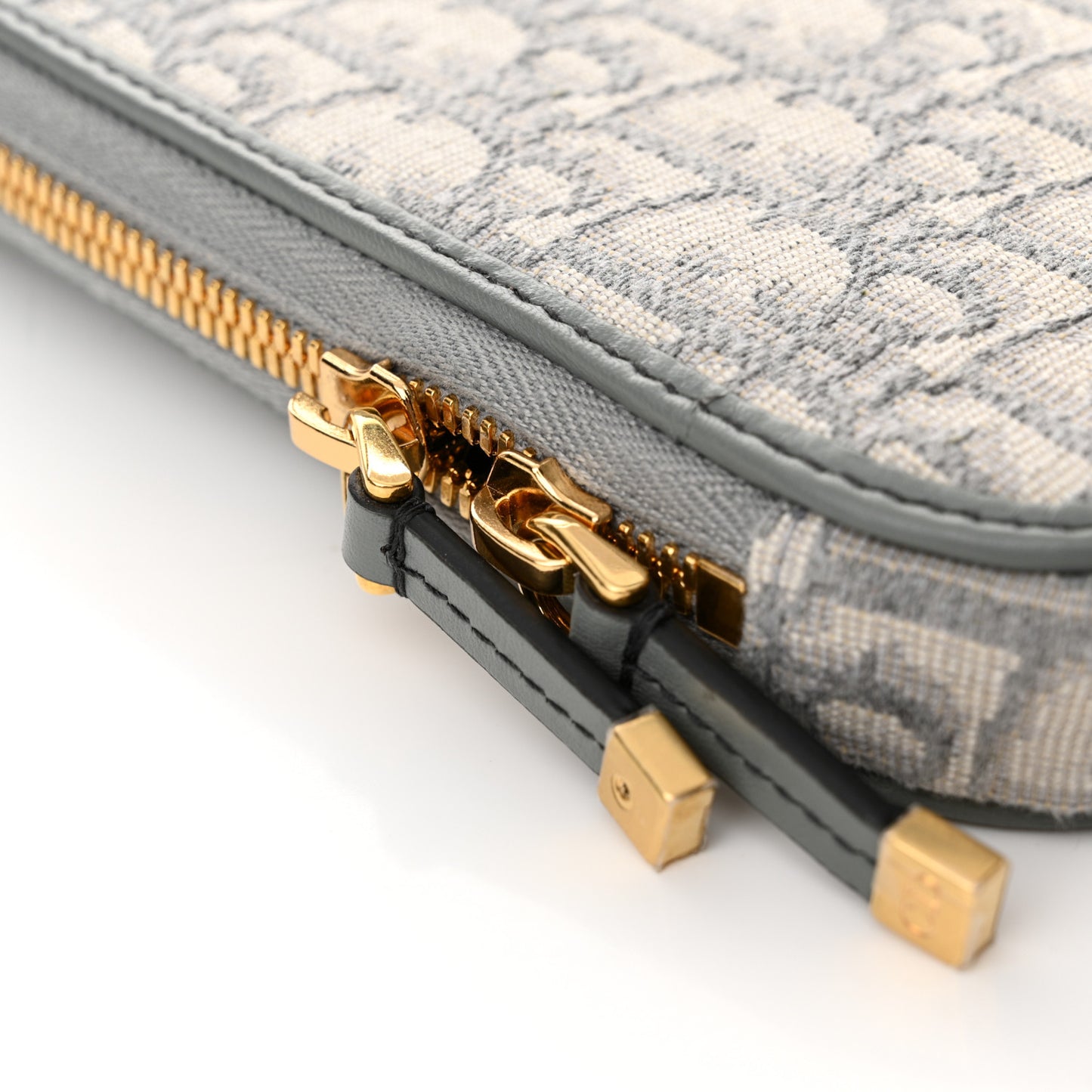 Oblique 30 Montaigne Phone Holder Grey