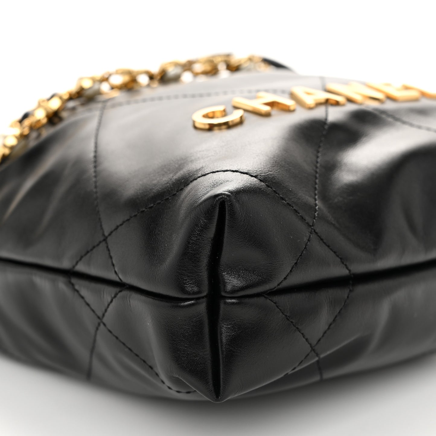 Shiny Calfskin Quilted Pearl CC Chain Mini Chanel 22 Black