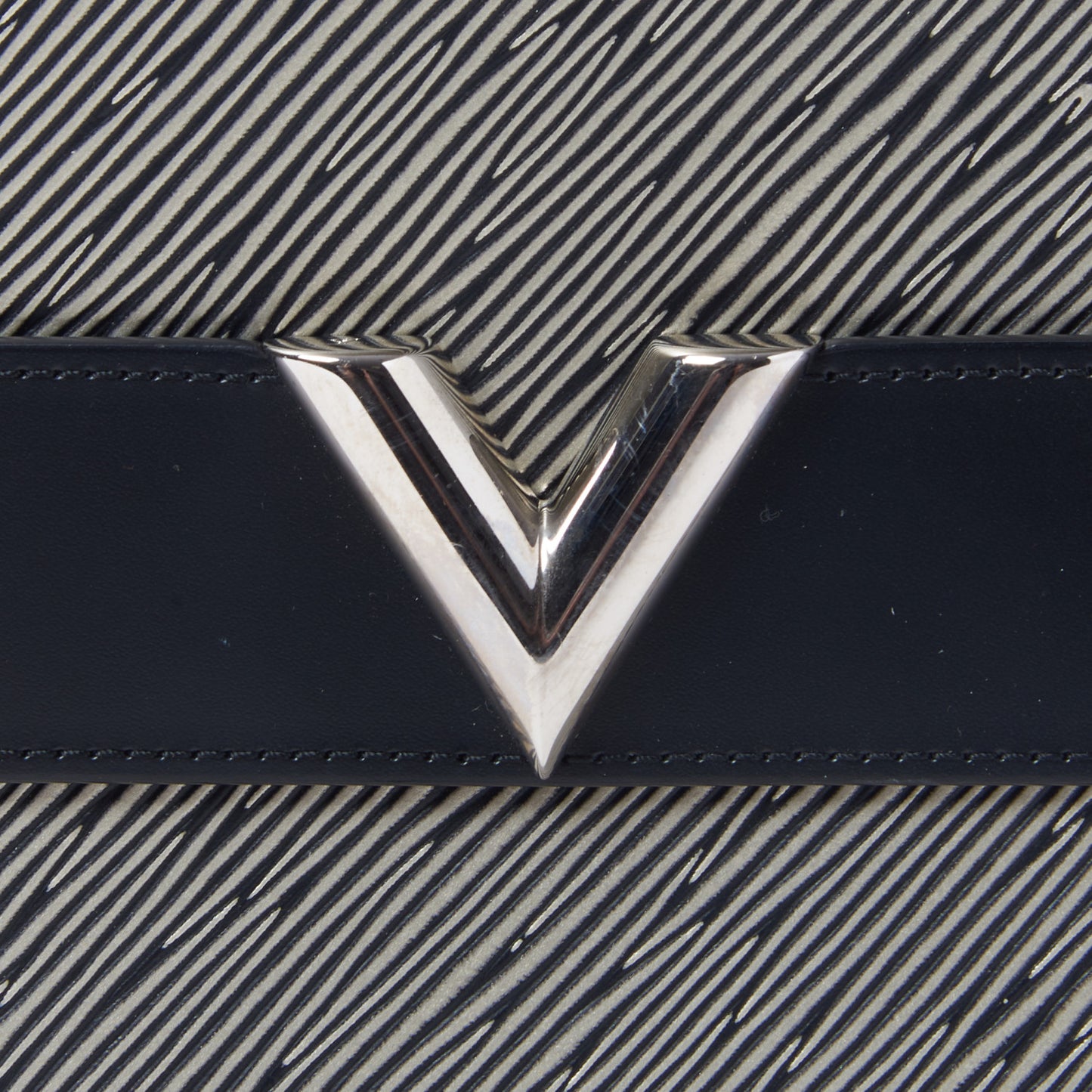 Epi Essential V Pochette Platine