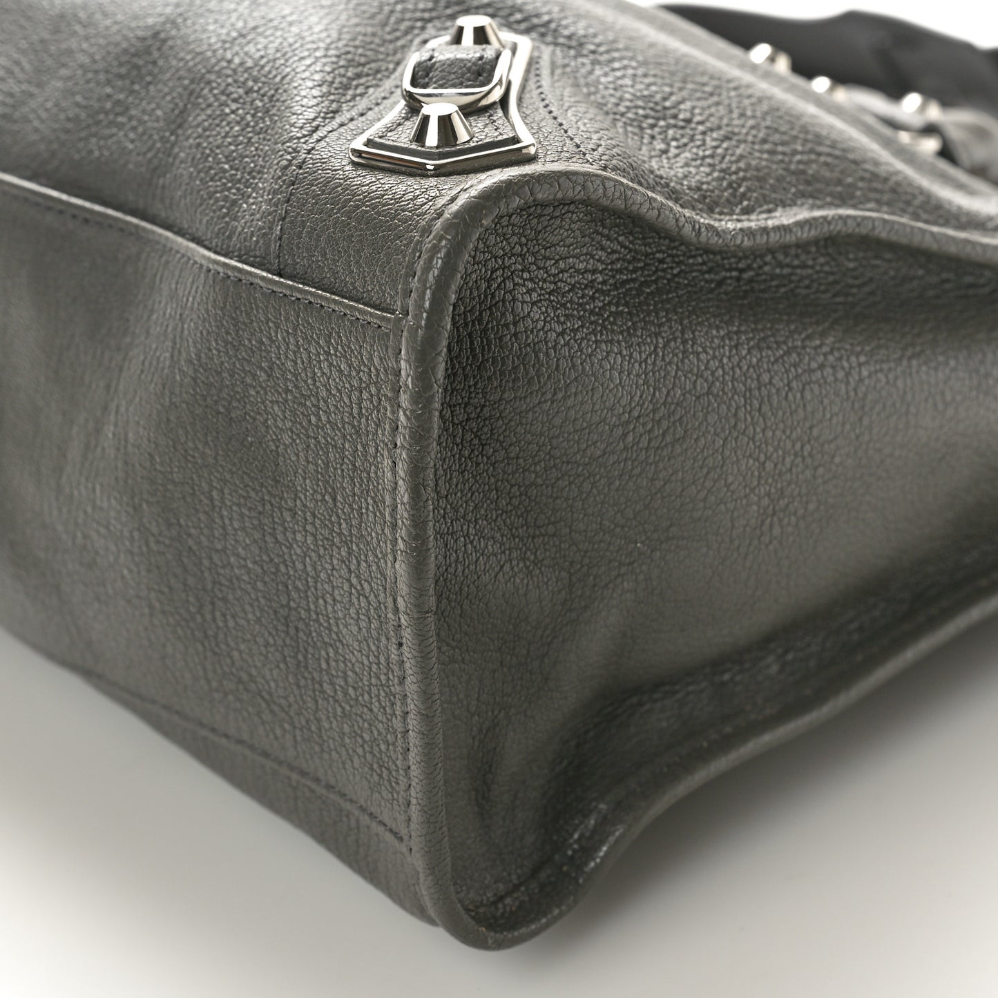 Chevre Silver Metallic Edge Hardware City Gris Acier