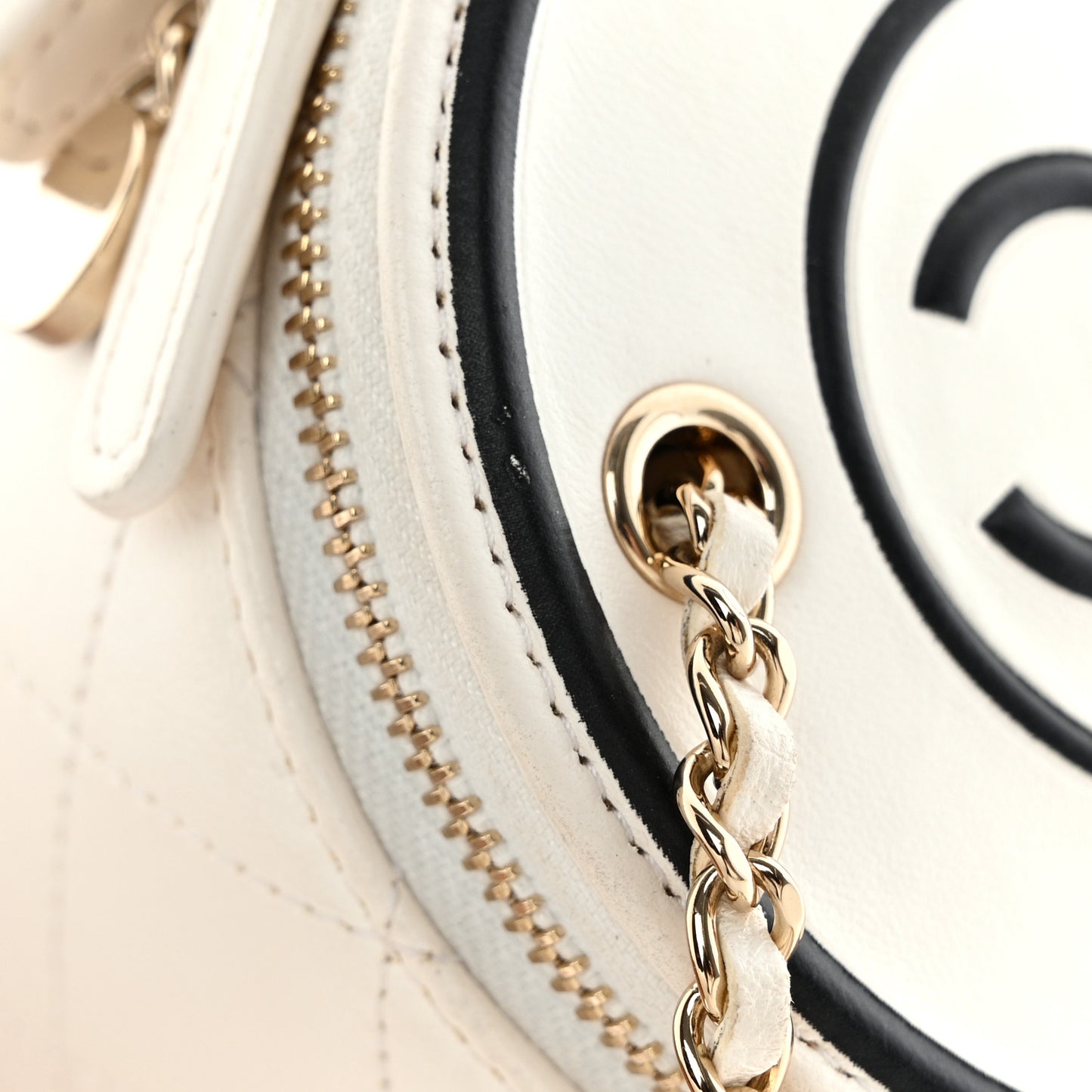Lambskin Quilted Round Small Vanity Case With Chain White Black