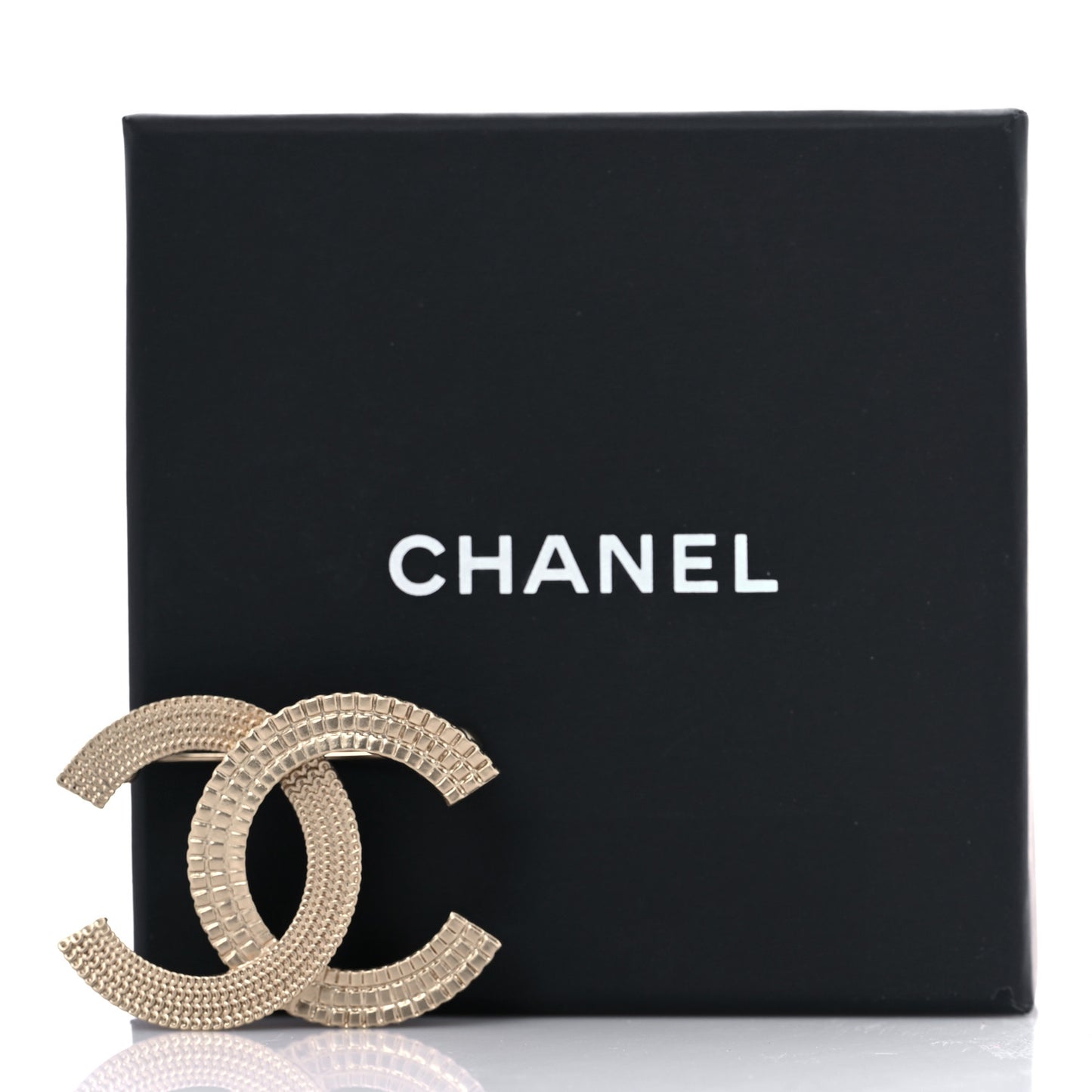 Metal Chain Quilted CC Brooch Gold