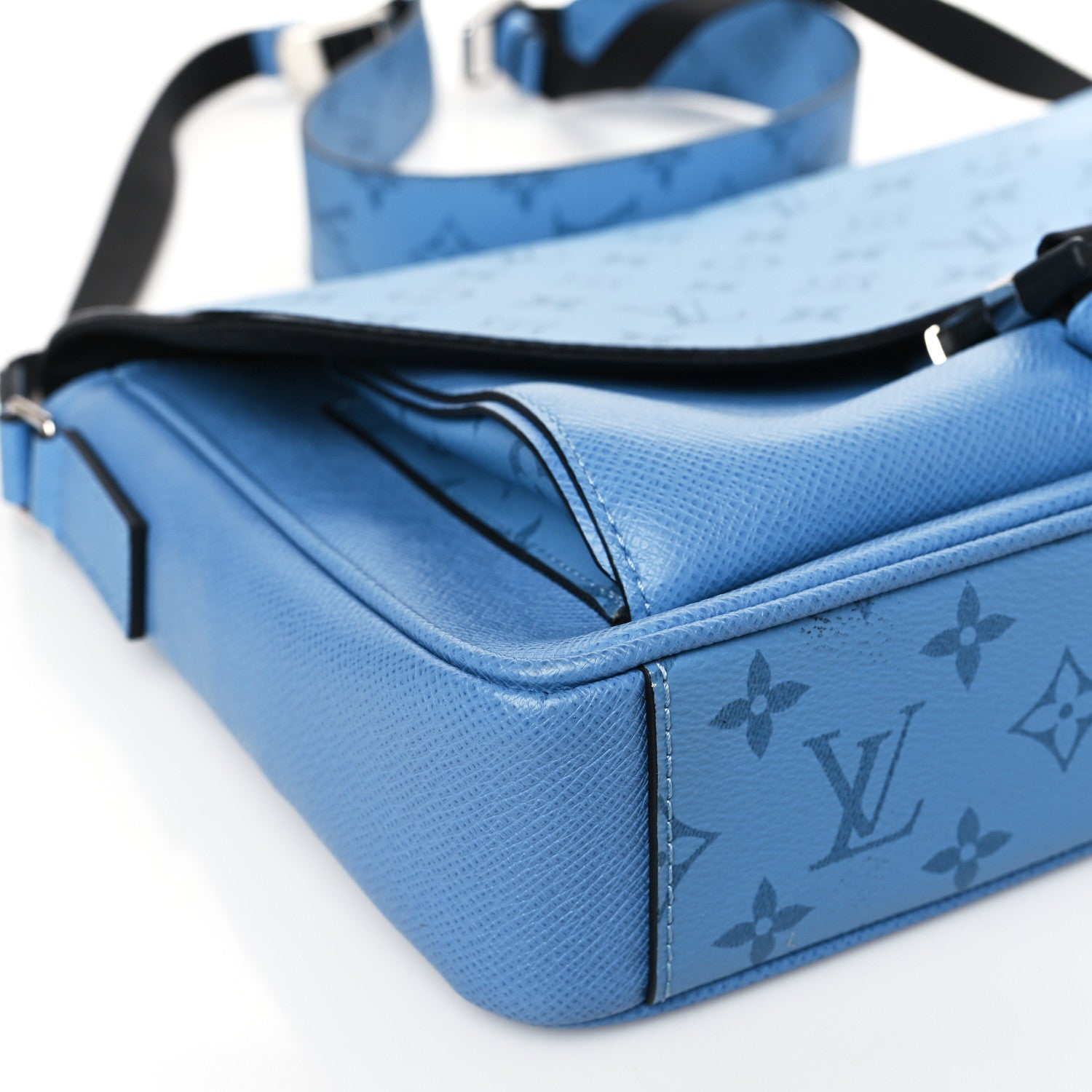 Louis Vuitton Taigarama Messengerama Denim 7 of 8