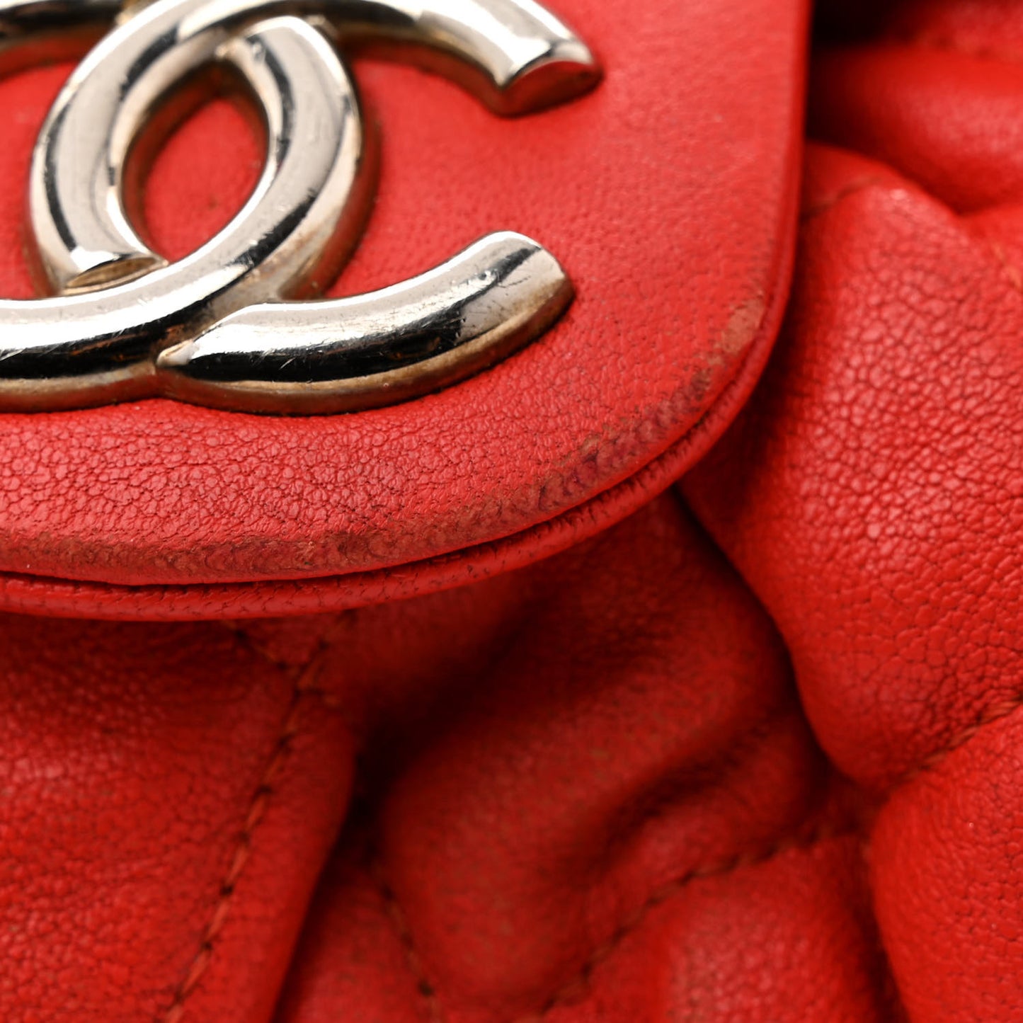 Washed Lambskin Quilted Medium Chain Around Messenger Red
