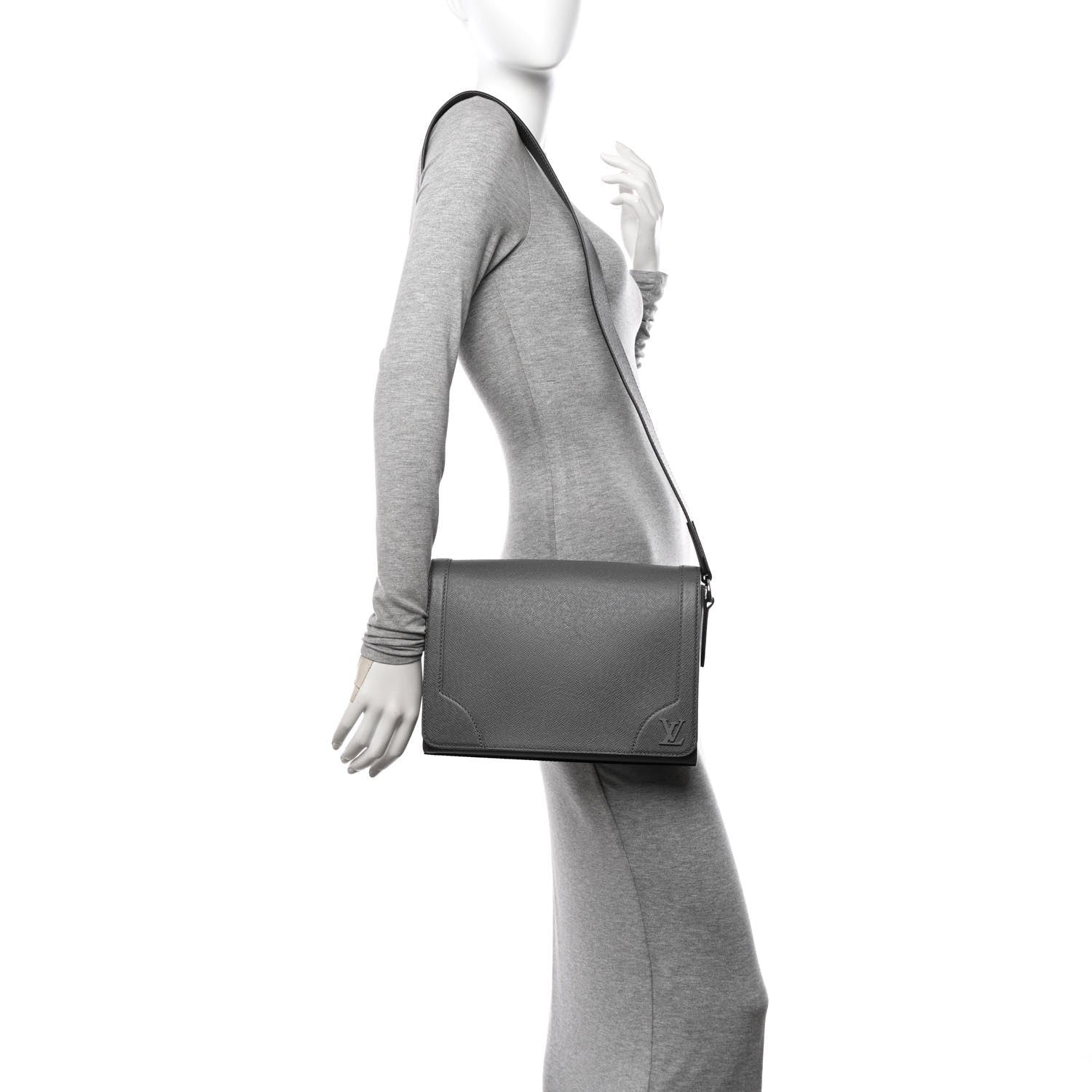 Louis Vuitton Taiga New Flap Messenger Gris 2 of 10