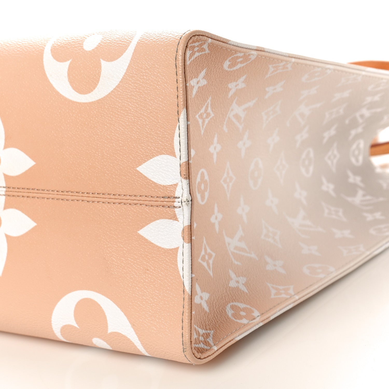 Louis Vuitton Monogram Giant By The Pool OnTheGo GM Brume 9 of 11