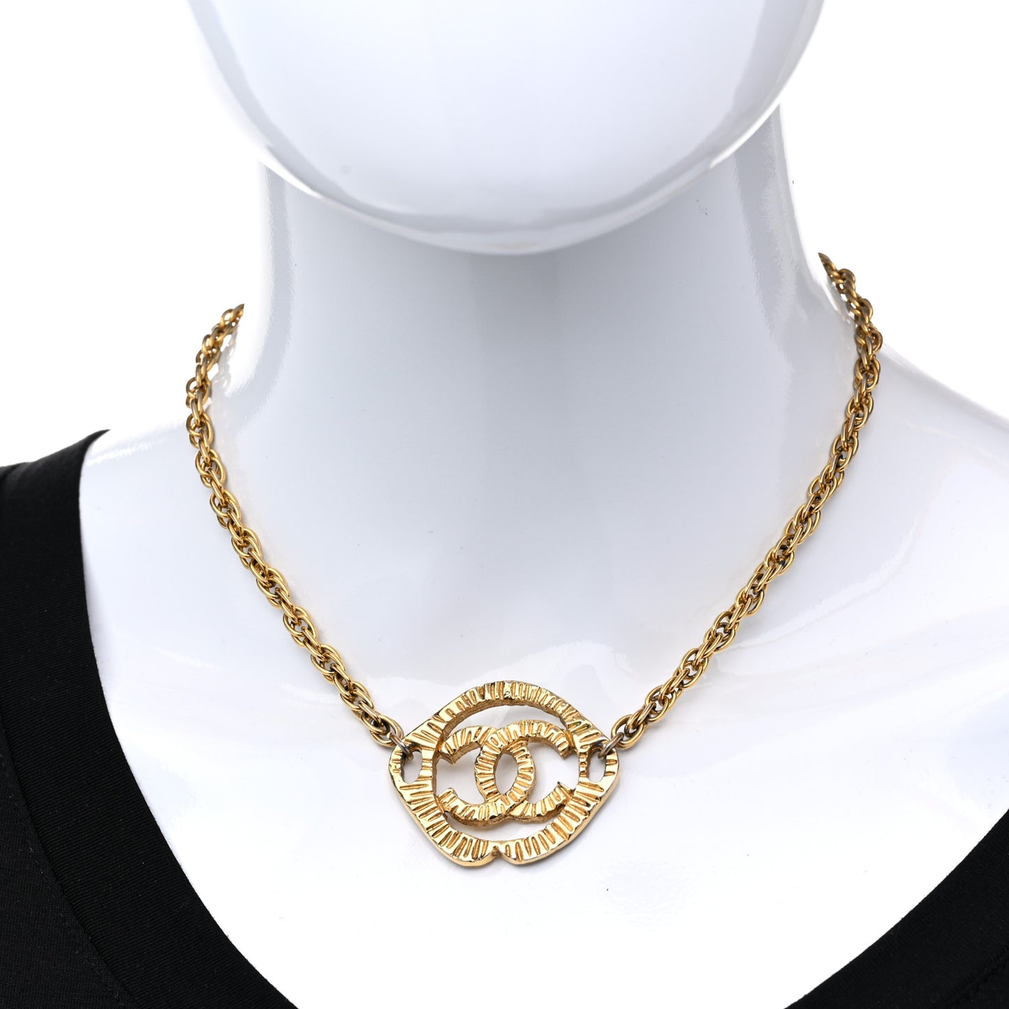 Metal CC Round Pendant Necklace Gold