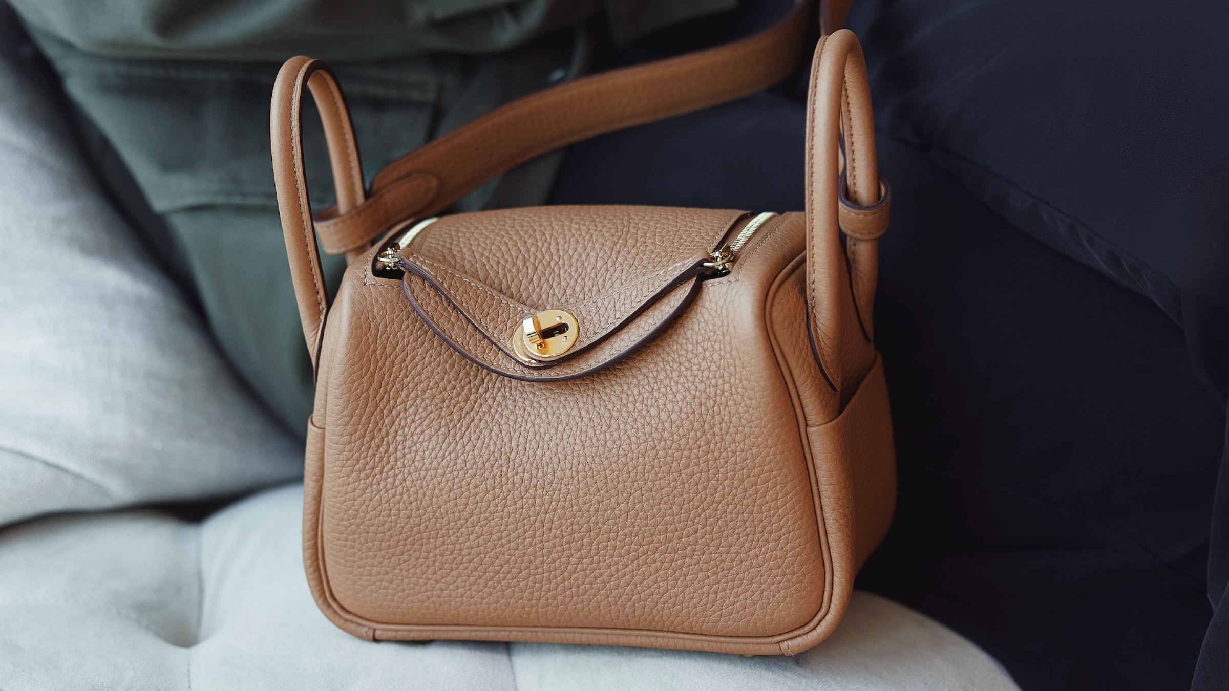 Picture of a brown Hermes Lindy on a tufted surface